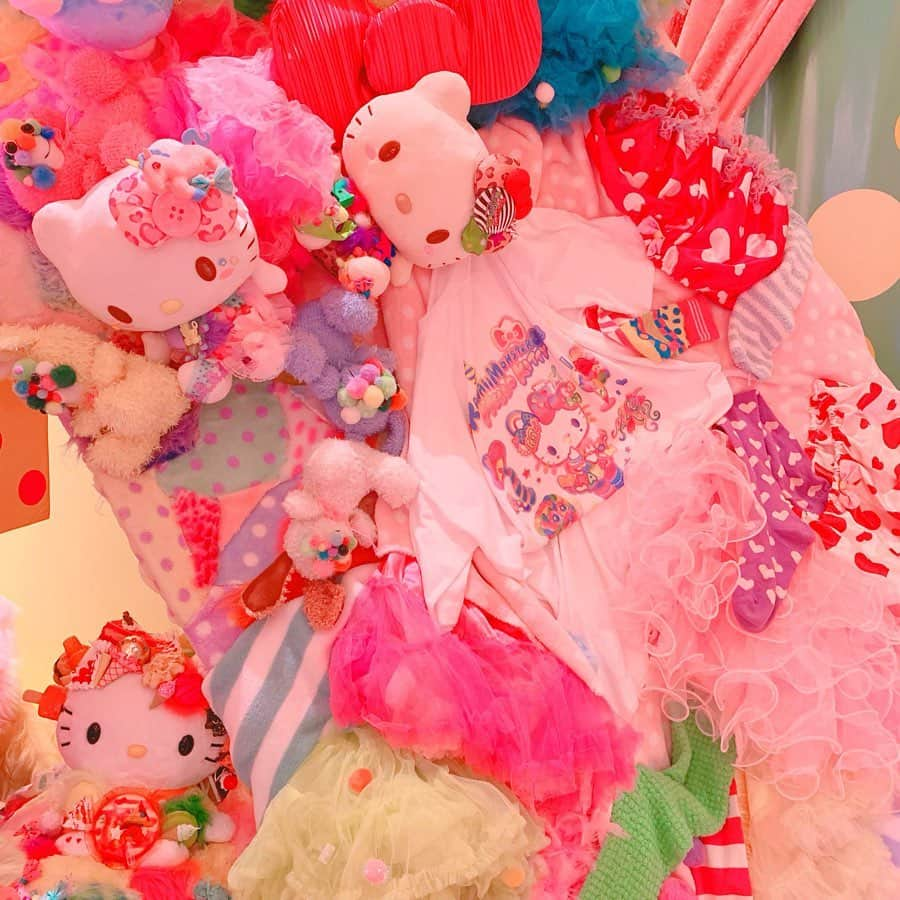 くまみきさんのインスタグラム写真 - (くまみきInstagram)「「ハローキティ」×「KAWAII MONSTER CAFE」という最強のカワイイコラボが7月12日から期間限定でスタート🥺🥰﻿ ﻿ 「キティちゃんに憧れる原宿ガールの部屋」をコンセプトに、KAWAII MONSTER CAFEの人気エリア「Mel-Tea-Room」が「Mel-Tea Hello Kitty Room」として登場〜💗﻿ ﻿ 今日は特別にキティちゃんともお写真撮らせていただきました🥰﻿ ピューロランドでやってるミラクルギフトパレードの衣装大好きだから嬉しい〜〜〜ぎゃんかわ〜〜〜！﻿ 動画も撮影したんだけど、そーとーにやけてるのが編集前から想像できる〜😂💗笑﻿ ﻿ こちらのお部屋は早めに予約した方が良いみたいです!!﻿ 7/12～9/1までの予定らしいので夏休みにぜひ🥰﻿ ﻿ YouTube動画もお楽しみに〜😍﻿ ﻿ KAWAII MONSTER CAFE﻿﻿ @kawaiimonstercafe ﻿﻿ 東京都渋谷区神宮前４丁目３１−１０ YMスクエア 4F﻿﻿ ﻿﻿ #カワイイモンスターカフェ﻿﻿ #ハローキティ ﻿﻿ #原宿カフェ ﻿﻿ #原宿ランチ﻿ #原宿グルメ  #kawaiimonstercafe﻿﻿ #haraju﻿kugirl」7月11日 21時13分 - kumamiki