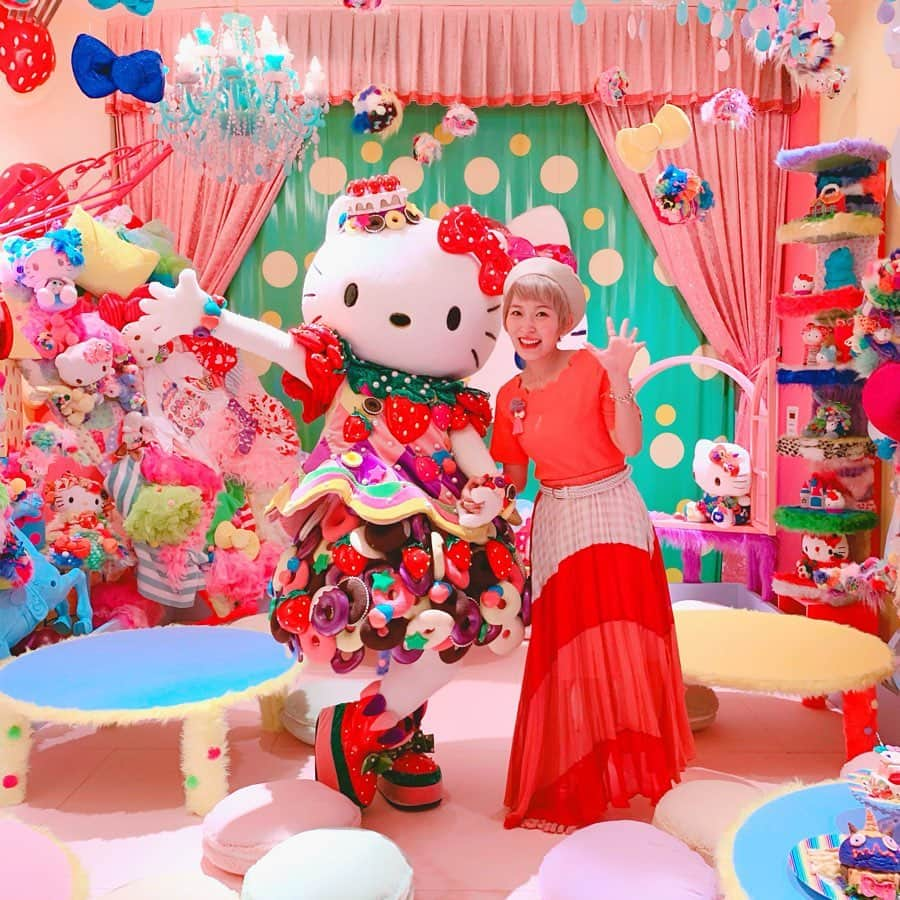 くまみきさんのインスタグラム写真 - (くまみきInstagram)「「ハローキティ」×「KAWAII MONSTER CAFE」という最強のカワイイコラボが7月12日から期間限定でスタート🥺🥰﻿ ﻿ 「キティちゃんに憧れる原宿ガールの部屋」をコンセプトに、KAWAII MONSTER CAFEの人気エリア「Mel-Tea-Room」が「Mel-Tea Hello Kitty Room」として登場〜💗﻿ ﻿ 今日は特別にキティちゃんともお写真撮らせていただきました🥰﻿ ピューロランドでやってるミラクルギフトパレードの衣装大好きだから嬉しい〜〜〜ぎゃんかわ〜〜〜！﻿ 動画も撮影したんだけど、そーとーにやけてるのが編集前から想像できる〜😂💗笑﻿ ﻿ こちらのお部屋は早めに予約した方が良いみたいです!!﻿ 7/12～9/1までの予定らしいので夏休みにぜひ🥰﻿ ﻿ YouTube動画もお楽しみに〜😍﻿ ﻿ KAWAII MONSTER CAFE﻿﻿ @kawaiimonstercafe ﻿﻿ 東京都渋谷区神宮前４丁目３１−１０ YMスクエア 4F﻿﻿ ﻿﻿ #カワイイモンスターカフェ﻿﻿ #ハローキティ ﻿﻿ #原宿カフェ ﻿﻿ #原宿ランチ﻿ #原宿グルメ  #kawaiimonstercafe﻿﻿ #haraju﻿kugirl」7月11日 21時13分 - kumamiki