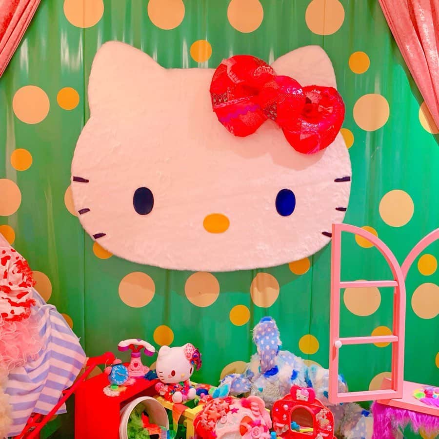 くまみきさんのインスタグラム写真 - (くまみきInstagram)「「ハローキティ」×「KAWAII MONSTER CAFE」という最強のカワイイコラボが7月12日から期間限定でスタート🥺🥰﻿ ﻿ 「キティちゃんに憧れる原宿ガールの部屋」をコンセプトに、KAWAII MONSTER CAFEの人気エリア「Mel-Tea-Room」が「Mel-Tea Hello Kitty Room」として登場〜💗﻿ ﻿ 今日は特別にキティちゃんともお写真撮らせていただきました🥰﻿ ピューロランドでやってるミラクルギフトパレードの衣装大好きだから嬉しい〜〜〜ぎゃんかわ〜〜〜！﻿ 動画も撮影したんだけど、そーとーにやけてるのが編集前から想像できる〜😂💗笑﻿ ﻿ こちらのお部屋は早めに予約した方が良いみたいです!!﻿ 7/12～9/1までの予定らしいので夏休みにぜひ🥰﻿ ﻿ YouTube動画もお楽しみに〜😍﻿ ﻿ KAWAII MONSTER CAFE﻿﻿ @kawaiimonstercafe ﻿﻿ 東京都渋谷区神宮前４丁目３１−１０ YMスクエア 4F﻿﻿ ﻿﻿ #カワイイモンスターカフェ﻿﻿ #ハローキティ ﻿﻿ #原宿カフェ ﻿﻿ #原宿ランチ﻿ #原宿グルメ  #kawaiimonstercafe﻿﻿ #haraju﻿kugirl」7月11日 21時13分 - kumamiki