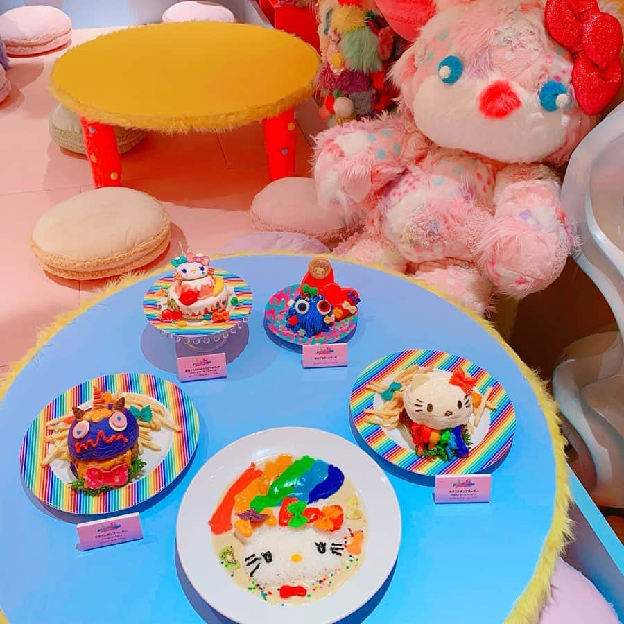 くまみきさんのインスタグラム写真 - (くまみきInstagram)「「ハローキティ」×「KAWAII MONSTER CAFE」という最強のカワイイコラボが7月12日から期間限定でスタート🥺🥰﻿ ﻿ 「キティちゃんに憧れる原宿ガールの部屋」をコンセプトに、KAWAII MONSTER CAFEの人気エリア「Mel-Tea-Room」が「Mel-Tea Hello Kitty Room」として登場〜💗﻿ ﻿ 今日は特別にキティちゃんともお写真撮らせていただきました🥰﻿ ピューロランドでやってるミラクルギフトパレードの衣装大好きだから嬉しい〜〜〜ぎゃんかわ〜〜〜！﻿ 動画も撮影したんだけど、そーとーにやけてるのが編集前から想像できる〜😂💗笑﻿ ﻿ こちらのお部屋は早めに予約した方が良いみたいです!!﻿ 7/12～9/1までの予定らしいので夏休みにぜひ🥰﻿ ﻿ YouTube動画もお楽しみに〜😍﻿ ﻿ KAWAII MONSTER CAFE﻿﻿ @kawaiimonstercafe ﻿﻿ 東京都渋谷区神宮前４丁目３１−１０ YMスクエア 4F﻿﻿ ﻿﻿ #カワイイモンスターカフェ﻿﻿ #ハローキティ ﻿﻿ #原宿カフェ ﻿﻿ #原宿ランチ﻿ #原宿グルメ  #kawaiimonstercafe﻿﻿ #haraju﻿kugirl」7月11日 21時13分 - kumamiki