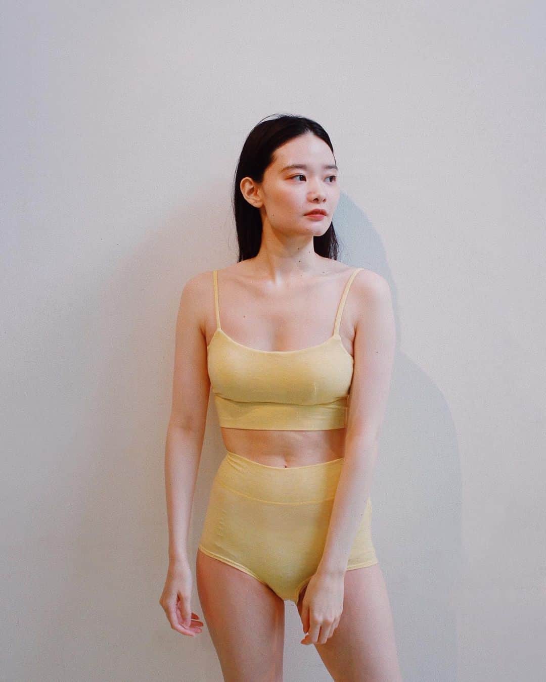 のインスタグラム：「EMILY WEEK Botanicaldye Under Wear - Language of flowers ▫︎Yellow…Sun flower（ヒマワリ）/ 一途な愛情 ▫︎Green…Lily of the valley（スズラン）/ 幸福の再来 ▫︎Beige…Fragrant Olive（キンモクセイ） / 真実の愛 ▫︎Purple…Pansy（パンジー）/ 誠実なこころ - #EMILYWEEK #reset #active #neutral #balance #aroma #organic #period #relax #design #typography #photography #womenslife #tokyo #skin #gift #innerwear #underwear #bratop #sustainable #botanicaldye #flower」