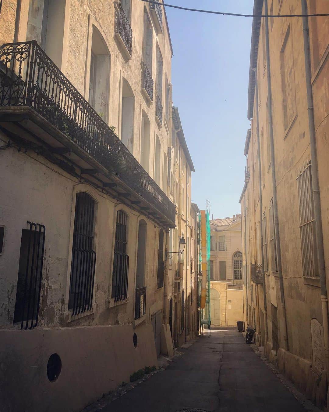 宍戸開さんのインスタグラム写真 - (宍戸開Instagram)「"旧市街" この複雑に入り組んだ街並みは、どの通りを通っても味わい深くその都度発見がある。艶のある白や灰色の石畳で舗装された狭い通りを歩いていると、古の詩人達の世界に迷い込んだような錯覚に陥る…。 #旧市街 #montpellier #southfrance #france 🇫🇷」7月11日 21時24分 - kaishishido