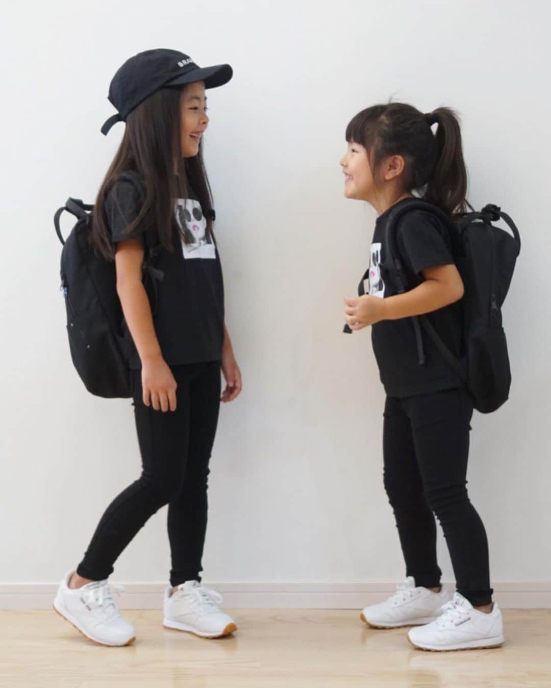 mocchiのインスタグラム：「2019.07.11 こんばんは🌝 ・ ・ 全身 @branshes ♡ ・ ・ こないだこっちゃんが 👧🏻こんどねー、じんこんだんあるんだよー ・ #個人懇談ね ・ ・ ・ じかだんぱん的な😌 ・ ・ #ブランシェス#branshes#キッズコーデ#ブラックコーデ#モノトーン#モノトーンコーデ#姉妹#兄弟リンクコーデ#姉妹お揃い」