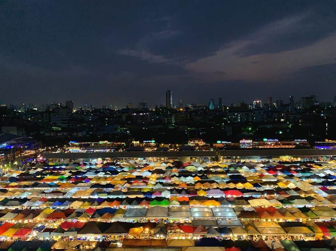 傳谷英里香さんのインスタグラム写真 - (傳谷英里香Instagram)「#Bangkok #trainmarket #🇹🇭」7月11日 21時20分 - erika_denya