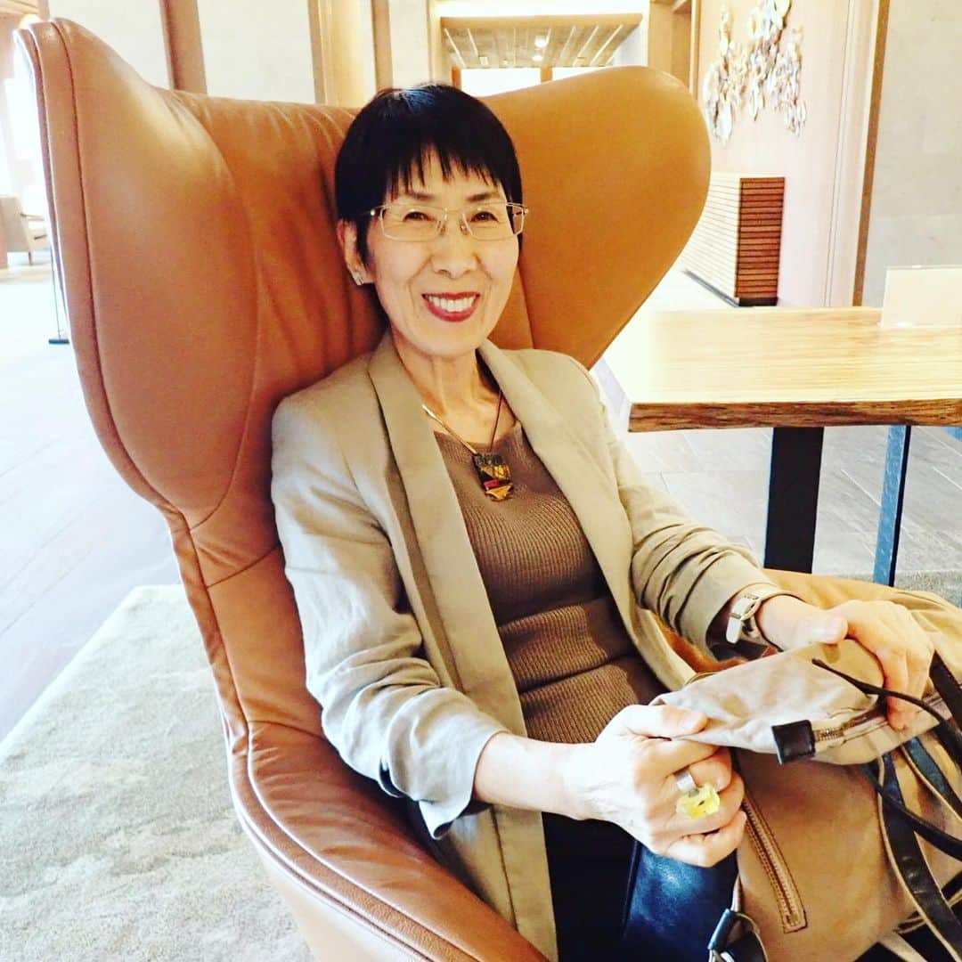 comb de shioさんのインスタグラム写真 - (comb de shioInstagram)「志摩観光ホテルの方にもアクセサリー褒めて頂きました🥰✨ 「黒いワンピースさえあれば、あとは、どんなシーンでもコムデシオのアクセサリーで何とかなるなぁ〜」と思った今日。  Isakoさんは、ロビーのソファーがお気に入り💕  やっぱり、綺麗なものや素敵な空間を見ると、テンションが上がりますね😤  #母娘旅行  #母娘旅  #combdeshio  #コムデシオ  #志摩観光ホテル  #志摩観光ホテルベイスイート  #伊勢志摩サミット  #伊勢志摩旅行  #kankomie  #三重県 #観光三重  #三重旅行  #三重県デート  #三重観光  #mie #三重  #旅行好きな人と繋がりたい  #旅行  #ホテル  #japantrip  #visitmie #黒ワンピース  #littleblackdress  #40代ファッション #50代ファッション  #アクセサリー #チョーカー  #パーティーコーデ  #ガラスアクセサリー #153cmコーデ」7月11日 21時27分 - comb_de_shio