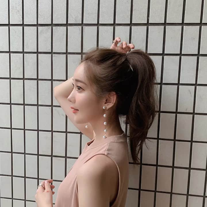 のインスタグラム：「hair𓂅 ⠀ 暑くなってくるとまとめ髪率がグンと高くなる🌼 ⠀ まとめ髪に役立つアイテムを頂いたので、 "ゆるふわ高めポニーテール" のhowto撮りました〻 ⠀ ✔︎まず髪全体をゆるく巻く ✔︎マトメージュのアレンジウォーターを全体に馴染ませる。←広がり、パサつきを抑えて余計なピンを使わずキレイにまとまります。 ✔︎手ぐしでざっくり高めの位置で結ぶ ✔︎マトメージュのスティックワックスを襟足や顔周りになでつける。←キープ力が高くなって、おくれ毛のニュアンス作りや引き出した毛のゆるふわ感作りに役立つ。 ✔︎バランスを見ながら毛束を引き出してたゆみを作る ✔︎結び目はしっかりキュッと固定させる ✔︎全体のバランスを見て、完成 ⠀ ポニーテールのやり方も沢山質問頂いてましたが、ご覧の通りめちゃくちゃ簡単です🤘🏽 適当にざっくりがポイントです☺︎ ⠀  これからの季節だと、海とかプール、浴衣に合うアレンジにもマトメージュオススメです𓂃𓇬 ⠀ またヘアアレンジ動画撮りますね🍃 ⠀ ⠀ #マトメージュ#ヘアアレンジ動画#簡単アレンジ#浴衣ヘアアレンジ#浴衣#PR」