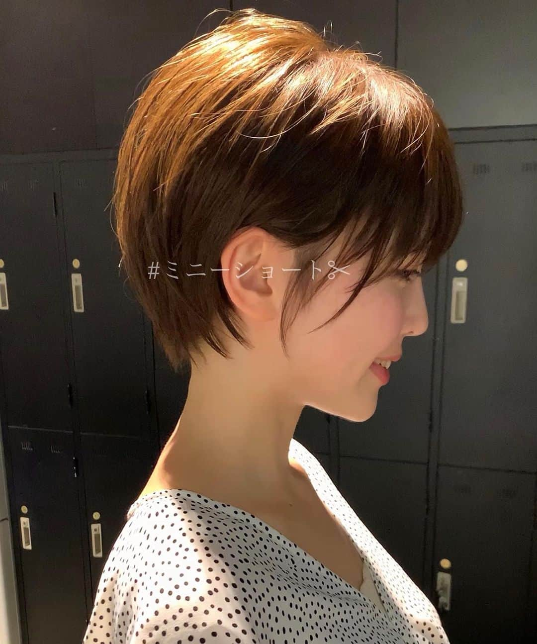 ✂︎伊輪/ショート&ボブ/銀座/渋谷/亀戸/美容師✂︎さんのインスタグラム写真 - (✂︎伊輪/ショート&ボブ/銀座/渋谷/亀戸/美容師✂︎Instagram)「✨✨✨2019年  夏  伊輪 ショートはさらに進化します✂︎✂︎✂︎✨✨✨ミニーカラー ×  ミニーショート × ✂︎✂︎✂︎✨✨✨ . ◆ 🌟 🌟2019年3月🌟2回目の個人月間指名総売上 1300万円を達成できました✨✨✨✨お客様には心より感謝申し上げます。 . そして、🌟2019年 ⚡️自分に自信がない方⚡️をTEAM伊輪でモテる（自信ももてる）女子にします😊😊😊自分なんてかわいくない。自分はブス。自分に自信がない。自分の年齢的にあきらめちゃう、自分が好きじゃない、ちょっとかわいいけどもっとかわいくなりたい方、などなど、と遠慮してしまーーーーう女性のみなさん！！そんな女性の魅力を引き出し、必ずキレイにかわいくいたします！！髪型から始まる2019年にしましょう！！！髪型変わると人生変わりますよ✨✨✨ぜひ、僕の自慢のTEAM伊輪におまかせください！！！ . そして ★AFLOATは敷居は高いと思われがちですが★そんな事はありません！！ かわいく、キレイになりたい方ならほんとーーーーーーに誰でもオーケーです！年齢も関係ないですし、自分に自信のない方ならなおさら、ウェルカムです🌟 ◆僕にしかできないカット技術✂︎✂︎✂︎◆で必ず、キレイにかわいくいたしますよ！！！😆😆😆 . ◆僕にしかできないカット技術✂︎✂︎✂︎◆ . 🌟ミニーショート♡✂︎は似合わせカット&カラーです🌟 . 年齢も関係ないです！！！ 10代〜50代、60代、70代でももちろんOKです*\(^o^)/*僕のお客様は年齢層はほんとーーーーーに幅広いので遠慮なくオーダーしください！！ . 長さのバランス、顔の大きさに、骨格、輪郭、クセ、などのその人にに合わせた、ヘアスタイルをお届けします！ . 楽しみにしていてくださいね！！ . ◆ご予約について◆ . DMが1番予約とれます🙋⭐️⭐️⭐️ 遠慮なく、直接のメッセージください⭐️⭐️⭐️ 突然でも、深夜でも、夜中でもいつでも遠慮なく連絡くださーーーい！！ .  銀座店.渋谷店はネット予約枠が少ないためお電話ですと予約取れます⭐️ .  銀座店 03-5524-0701 渋谷店 03-6455-1640 亀戸店 03-5875-5992 . 『僕にしかできない似合せますカット』技術で必ずかわいくしますのでぜひ、担当させてくださいね。 . ★僕らにしかできない★TEAM伊輪のアシスタント5名 ✨✨✨✨✨✨✨✨✨✨✨ ◆ TEAM伊輪 の女性カラーリスト◆ ★藤崎 @yuzu.natu  カラーの知識と経験をもったスペシャリスト揃い！カウンセリングさせていただき、 女性目線でのデザインとお客様のニーズを融合して、カラーを提案させていただきます . ☑︎赤味や黄味を消したい ☑︎パサついて見えない艶カラーがしたい ☑︎暗くてもキレイなカラーがしたい ☑︎職場でも大丈夫なカラー ☑︎白髪染めでもキレイにカラーしたい ☑︎ハイライトなどもしてみたい ☑︎人とは違うオシャレカラーがしたい . などなど、1度ご相談ください♪🌟 . ◆TEAM伊輪のストレート担当◆ ★新野さん @niinyo_san  お客様のストレートやパーマのカウンセリングさせていただき、提案、相談を担当しています。1日に4.5人のお客様のストレートをしている経験値と豊富な知識、ダメージを理解したマニアックなお薬選定をし、そのお客様にあったパーマを行います！！ . ★ ★長田君 @takaragram_  が6月1日にデビューしました！！ . 僕の自慢のTEAM伊輪にぜひ会いに来てください。 TEAM全員で必ずお客様を幸せにいたします😆😆😆 . ◆ネットでご予約が✖︎の場合◆でもお電話だとご予約可能です！！お気軽にお電話ください。 女性レセプションさんが対応させていただきます。 . 銀座店 03-5524-0701 渋谷店 03-6455-1640 亀戸店 03-5875-5992 . ◆料金・出勤スケジュール◆に関しては プロフィールのウブサイトクイック⭐️」7月11日 21時22分 - iwa_short