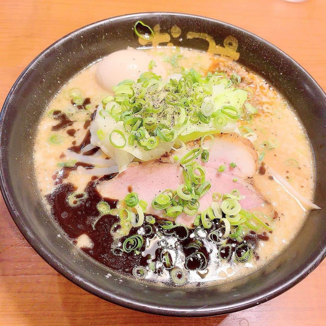 北村真姫さんのインスタグラム写真 - (北村真姫Instagram)「「ラーメン🍜♥」﻿ ﻿ ﻿ 上野と御徒町で﻿ 用事がありその帰りに行った時の☺️﻿ ﻿ 御徒町にはラーメン屋さんが﻿ 沢山あるのをしったんだよね😏🍜﻿ ラーメン好きの私には💗💗💗﻿ ﻿ 山椒が聞いてて初めて食べた感じ、﻿ 辛さも選べます👍🏻﻿ 私は１辛のスタンダード！！﻿ ﻿ ﻿ #ラーメン #🍜 #東京 #御徒町 #上野 #美味しい #ラーメン巡り #辛さ #黒ラーメン #山椒 #ラーメン🍜 #ラーメン大好き #ラーメン好き #ラーメン巡り #まきてぃ #北村真姫」7月11日 21時32分 - kitamura__maki