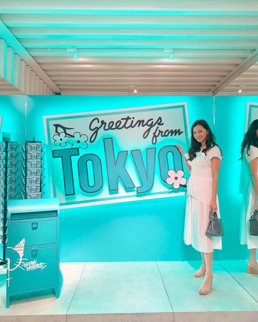 平山美春さんのインスタグラム写真 - (平山美春Instagram)「期間限定でオープンしてるティファニーカフェへ🍰☕️✨ 朝食…ではなく、おやつタイムを🧁✨ . 東京オリジナルのキャットストリートのロゴや、限定商品も💓🌸ほんとに可愛かった〜😍✨ 2枚目🔜のドーナツをドリンクの上に乗せて撮るのが可愛い💓 . ティファニーブルーはテンション上がるね✨😍 @tiffanyandco . #tiffany #tiffanyandco  #tiffanycafe #tiffanycatstreet #tiffanyblue  #jewelry #fashion #cafe #harajuku #tokyo #japan #limited #donuts #sweet #ティファニー #ティファニーカフェ #キャットストリート #原宿」7月11日 21時26分 - miharuhirayama