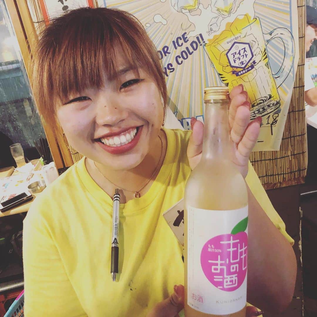 どんがめ三宮総本店のインスタグラム：「PAまなのオススメ #もものお酒 #私もまだ飲めないけど #ピーチ大好きっ子 #目の下のクマがひどいのは #もものこと考えてねれなかったせい . #kobe#三宮#大衆酒場#安い#うまい#どんがめ#ハッピーアワー#生ビール#19時まで#190円#駅近#雰囲気は魔法#dongame#赤字覚悟#お客様の喜ぶ顔が見たい#ただそれだけ#24時半まで営業#延長要相談#気まぐれクーポン#たまにやります#フォロー#まってます」