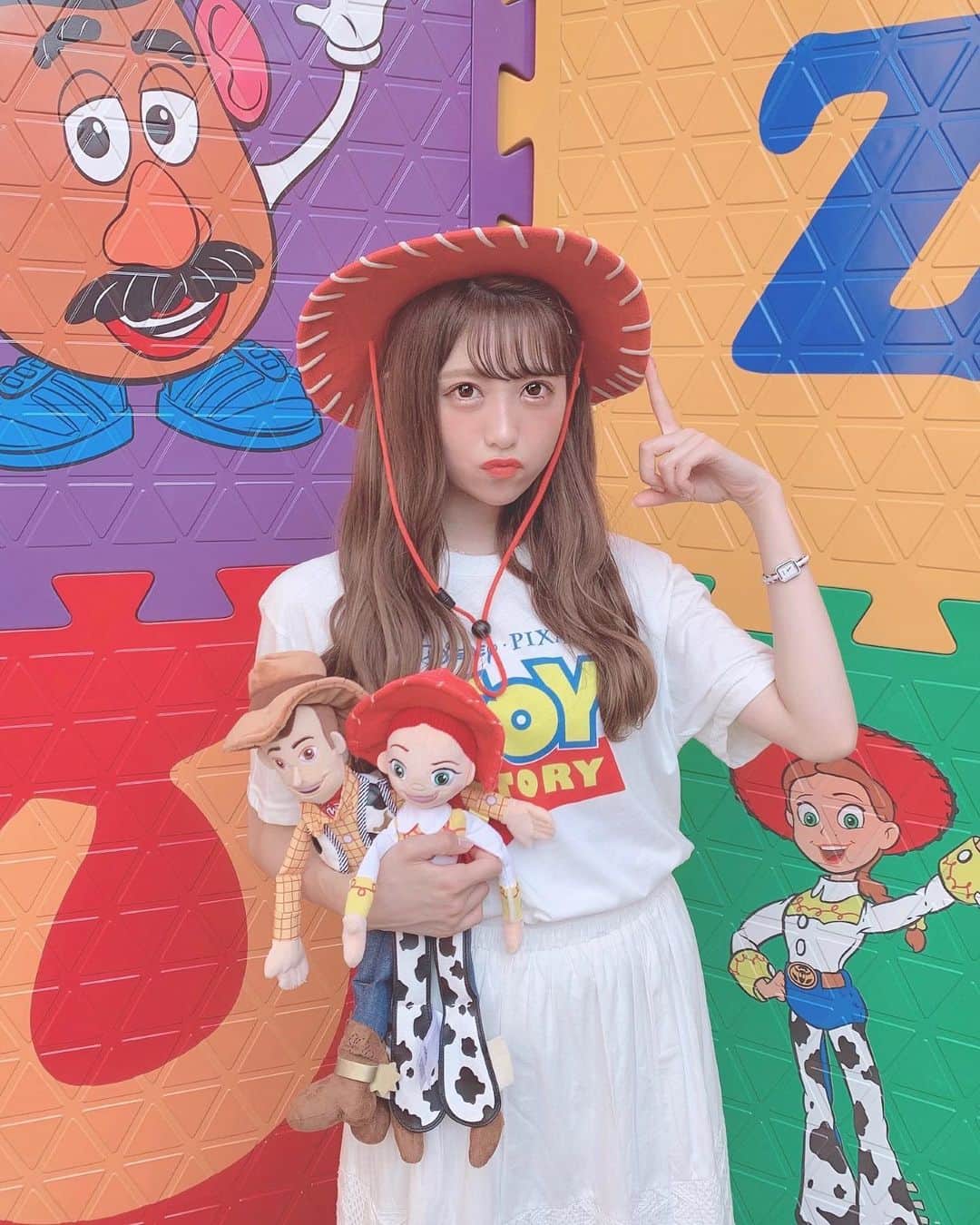 田口未彩さんのインスタグラム写真 - (田口未彩Instagram)「❤︎ . . この壁可愛くない？ 子供部屋の床みたいなやつ！？ かわいーー❤︎ . . #上海ディズニー #上海ディズニーランド #トイストーリー #トイストーリーランド #ジェシー #ウッディ #おもちゃ #ぬいぐるみ #カウガール #カウボーイ #上海 #上海旅行 #ウェーブヘア #オレンジメイク #トイストーリーTシャツ #Tシャツ #Tシャツコーデ #シースルー前髪 #シースルーバング #ヘアアレンジ #ディズニーランド #ディズニー #ディズニーリゾート #トイストーリー4 #toystory #toystory4」7月11日 21時34分 - miiro_taguchi