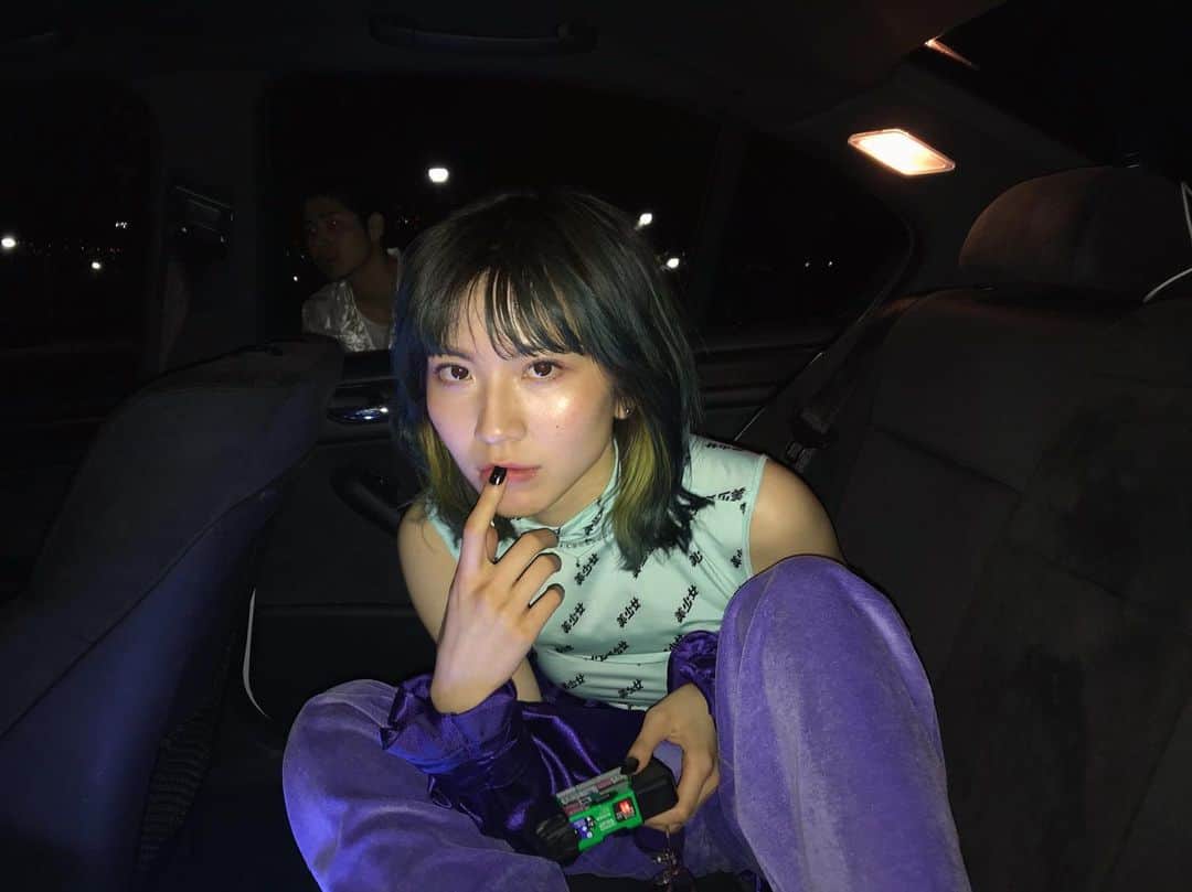 のインスタグラム：「昨日はMV撮影。  最近垢抜けたかな？ って自分で思ってたけど よく見たら口にサンドイッチの 食べこぼし付いてる。 (言われる前に言っとく) まだまだやね  楽しみ？🙌🏻🤔」