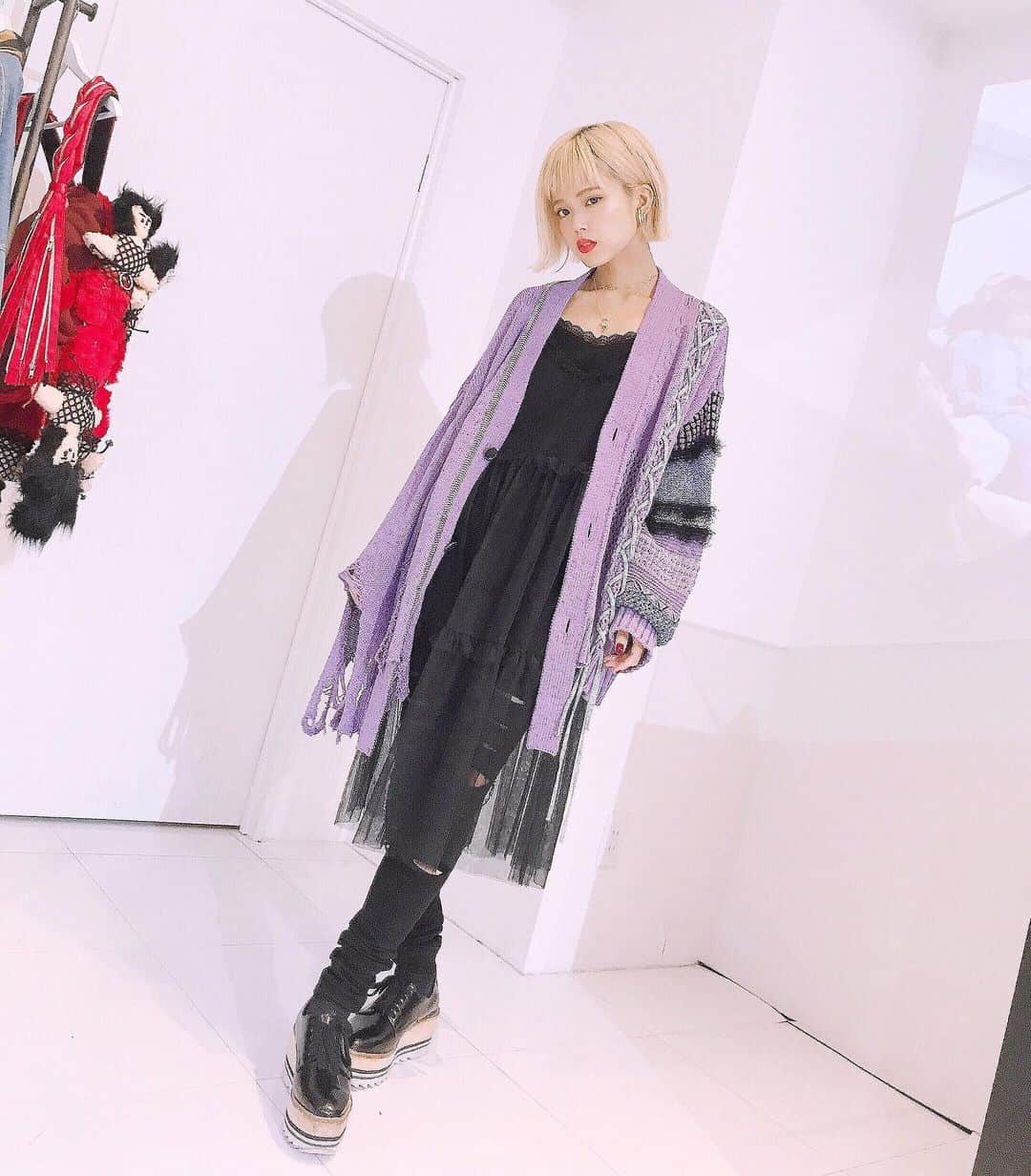 のインスタグラム：「KIDILL @kidill の展示会へ🖤 ずっとチェックしてたから嬉しい。メンズ中心だけどレディースでもいけるし、デビューしたいなと思いはじめて伺いました。 rurumu: @rurumu.official とのコラボのカーディガンをオーダーしたよ。冬が愉しみです。 ﻿ ﻿ ﻿ ﻿ mtj311-0077 #KIDILL #rurumu #縷縷夢兎 #mimitoujours #mimitoujours_style #pr」