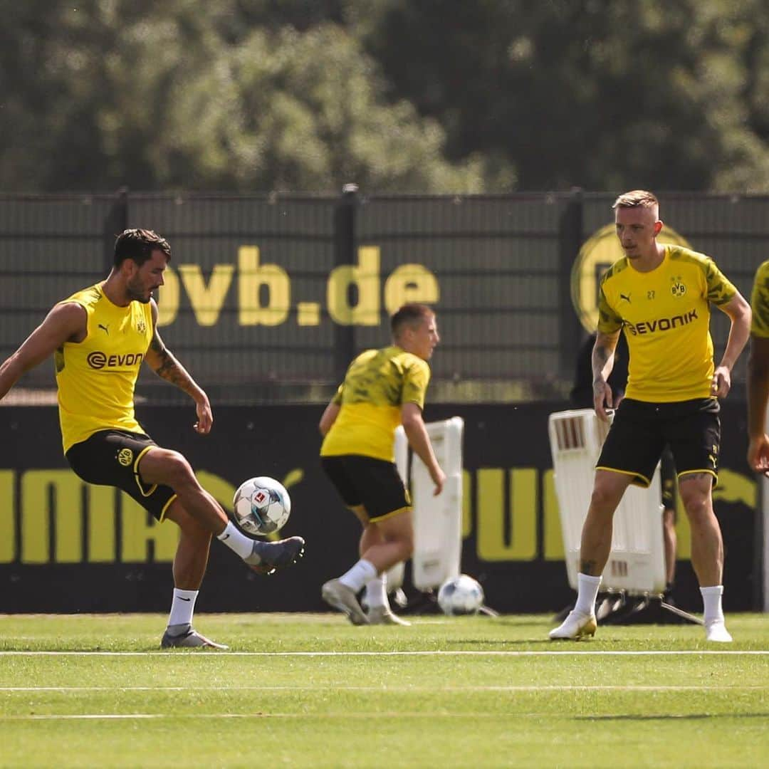 ロマン・ビュルキさんのインスタグラム写真 - (ロマン・ビュルキInstagram)「DreamTeam⚽️ @mariuswolf27 🖤💛 #RB1」7月11日 21時37分 - rbuerki