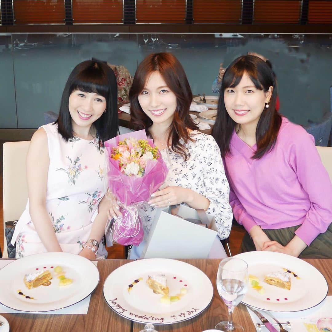 minsayuさんのインスタグラム写真 - (minsayuInstagram)「* トレンドガールさきちゃんとセラピーあやなんにお祝いして頂きました🥺🙏💓 一輪ずつ選んでくれたお花の組合せが可愛いくて忘れられない💐🧡 背後にお客様が写っていたのでお顔が露わにならぬ様加工をしてみたら、  きったねえええええwwww #小梅太夫 風」7月11日 21時38分 - minsayu