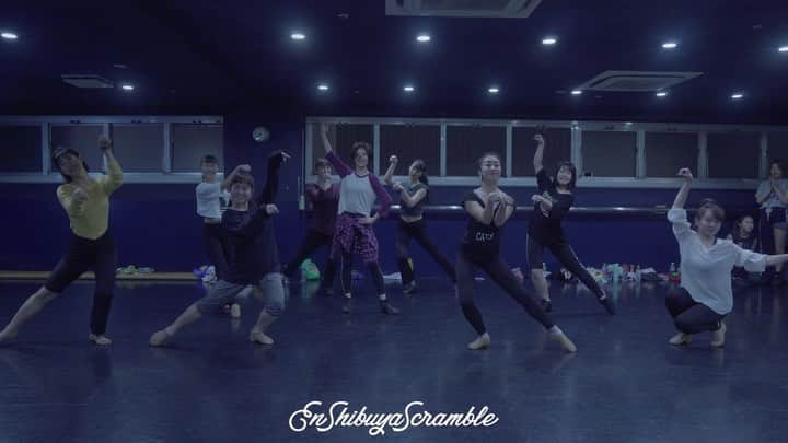 のインスタグラム：「. EN DANCE STUDIO 💫SHOJIN THEME PARK💫 . ミュージカルキャッツより 「スキンブルシャンクス〜鉄道猫〜」 2週目、振付はラストまでいきました🐱✨ . なぜテーマパークのクラスでこんなのをやっているかは前回のENの投稿見てね。 みんな1週目よりさらに良くなった！！ ぜひみんなの表情やこまかい遊び心にも注目して映像見て欲しい😊✨ . ドヘタクソだけどキャッツヲタクののざわをしゃーないセンターに置いてるんだけど、すげーイキイキしててなんか腹立つんだよなー🤣 あんじゅも自らセンターに挙手して来てナイスパフォーマンス！！ . キッズメンバーも頑張ったなー！！ ここの、初ピックアップおめでとう👍✨ かのんとかがいなくても毎回必死に食らいついてきて本当に素晴らしいです。 . ラストはみんなで大騒ぎ！！ オーディション前にこんなことやってんのはきっと日本全国でこのクラスだけでしょう🤣✨ . 定員で1回も踊れなかったという子もいたので、キャッツはあと1回だけやります！！ バーで身体しっかり整えて、全て開放して思いっきり歌い踊ろう！！ みんな、踊りと表情で歌詞や物語を伝えられるダンサーになってね。 みんな待ってる😊✨ . よーし明日からツアーで上海💨 大好きなChiiさんレッスン受けて身体整えたぞー！！ 最高のパフォーマンスが出来ますように。 頑張るぞぉぉぉおおおお💪💪💪 . #shojin #テーマパークダンス #テーマパークダンサー #ジャズダンス #テーマパークレッスン #テーマパークジャズ #ジャズレッスン #ダンスレッスン #themepark  #themeparkdance #ディズニー #ミュージカル #ディズニーダンサー #en #endancestudio #choreographer #choreograph #ディズニー劇団四季 #disney #キャッツ #鉄道猫 #スキンブルシャンクス . 《歌詞》 スキンブルシャンクス 鉄道キャット 夜行列車のアイドル . 皆様もうご存知ですか 夜行列車の素敵な旅 . あのスキンブルと 共に思い出作る 快適な旅を . 車掌もポーターも駅長も 皆あちこち捜す おい スキンブルはどこだ 奴がいないんじゃ 出発できないよ . 楽しい旅も悲しい旅も いい日旅立ち合言葉 列車に乗るのが僕の生き甲斐 大好きなのさ . 青い目キラリ輝けば シグナルは青 さぁ 明日に向かって 出発進行 .」