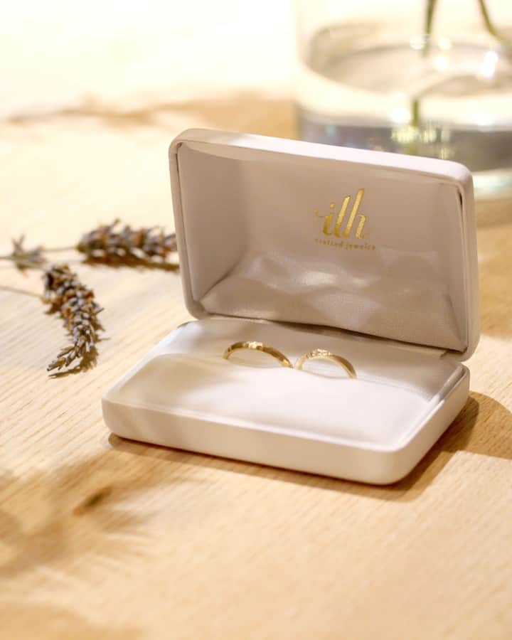 ith / イズ オーダメイド結婚指輪さんのインスタグラム写真 - (ith / イズ オーダメイド結婚指輪Instagram)「お揃いにこだわらずに、 お二人それぞれ 好きなデザインを形にしました。 . 女性の指輪はエレガント。 ダイヤと繊細なミル打ちの装飾が、 曲線を美しく見せる《マルカート》です。 . 男性の指輪は、《槌目 薫風》の 槌目を通常より整然と並べるアレンジで お仕立てしています。 . イエローゴールドのつや消しと、 指輪の内側に留めたブルーダイヤが お二人の指輪の共通点です。 . . ithの指輪を  #イズマリッジ とつけて投稿してください🤳✨ 7/31(水)までInstagramキャンペーン開催中🎁🍀 . . #結婚指輪 #婚約指輪#プロポーズ  #マリッジリング #エンゲージリング  #指輪 #ダイヤモンド #ブライダルジュエリー  #婚約 #プレ花嫁 #ペアリング #指輪選び  #ナチュラルウェディング #指輪探し #結婚指輪探し #ゴールドリング  #オーダーメイドリング #結婚式準備  #結婚式場 #花嫁 #2019夏婚 #2019秋婚 #2019冬婚  #一生もの #セミオーダー #オリジナル #私らしく」7月11日 21時50分 - ith_marriage