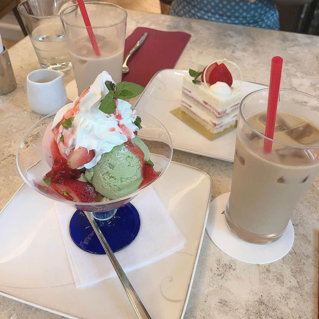 飯坂采子さんのインスタグラム写真 - (飯坂采子Instagram)「🍨⠀ きょうは表参道の @anniversaire_cafe で、念願のまいさんとランチしてきたよ💒💕⠀ ここのカフェは、パリの雰囲気を楽しめるって書かれててまいさんが好きそうで可愛いって思ったのが行った決めて🍓 数時間だったけれど、、たくさん話しすぎて楽しい時間でした🕰 ケーキが美味しそうだったけど、原宿駅からずっと歩いたら暑くなっちゃってアイスにしちゃった😂 #あや_カフェ⠀ ⠀ #omotesandocafe#anniversairecafe#epine#vintageqootokyo#vintageqoo#表参道スイーツ#表参道カフェ#アニヴェルセルカフェ#エピヌ#エピラーさんと繋がりたい#おちび#低身長#150cm」7月11日 21時44分 - ayamini316