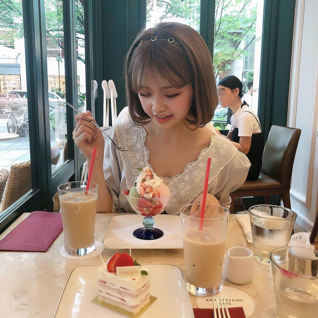 飯坂采子さんのインスタグラム写真 - (飯坂采子Instagram)「🍨⠀ きょうは表参道の @anniversaire_cafe で、念願のまいさんとランチしてきたよ💒💕⠀ ここのカフェは、パリの雰囲気を楽しめるって書かれててまいさんが好きそうで可愛いって思ったのが行った決めて🍓 数時間だったけれど、、たくさん話しすぎて楽しい時間でした🕰 ケーキが美味しそうだったけど、原宿駅からずっと歩いたら暑くなっちゃってアイスにしちゃった😂 #あや_カフェ⠀ ⠀ #omotesandocafe#anniversairecafe#epine#vintageqootokyo#vintageqoo#表参道スイーツ#表参道カフェ#アニヴェルセルカフェ#エピヌ#エピラーさんと繋がりたい#おちび#低身長#150cm」7月11日 21時44分 - ayamini316