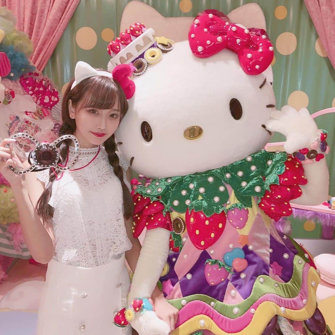 さきぼんさんのインスタグラム写真 - (さきぼんInstagram)「明日から始まる @kawaiimonstercafe × @hellokitty コラボ❤️💛💚💙💜 . パレード衣装のキティちゃんとグリーティングできて感動😭💓💓 . tops @tocco_closet  skirt @maisondepriere . . #kawaiimonstercafe #monstercafe #カワイイモンスターカフェ #destination #tokyo #harajuku  #artrestaurant #colorful #color #pink #cafe #travel #trip #traveljapan #triptojapan #japan #colorfulfood #rainbow #rainbowcake #rainbowpasta #strawberry #pancakes #takeshitastreet #harajukustreet #harajukugirl #tokyotravel #onlyinjapan #hellokitty #さきぼんグリ #さきぼんサンリオ」7月11日 21時45分 - sakibon69