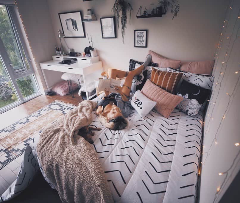 Kalyn Nicholsonのインスタグラム：「with only a few weeks left until the new back-to-#GYST series, I’ll be uploading weekly vlogs. On that note, despite having an online platform I tend to keep a lot of my daily life and personal relationships off camera opting instead for hacks, routines, tips and tricks on specific topics for content — so I’m curious — what would you like to see more of from my daily life?🌻」