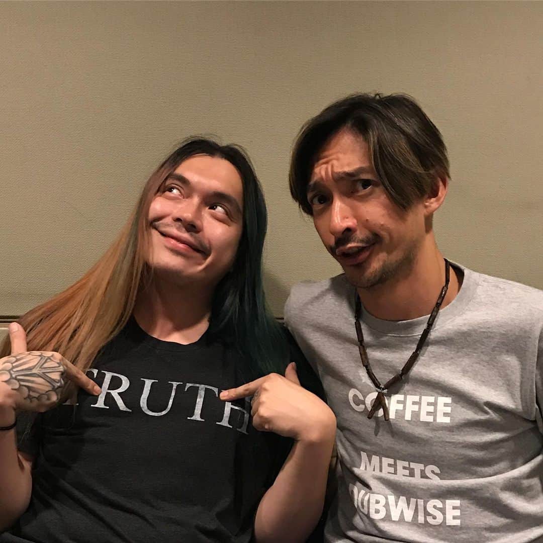 KenKenのインスタグラム：「今日はレコーディングでした。 NYからビッグユキきたー！ 俺がずっと聴いてたNYのあの人とも一緒！ たまたまニッキーのTシャツだったよ。  来年はNYいくよー  Next years go to the new yoke City !!」