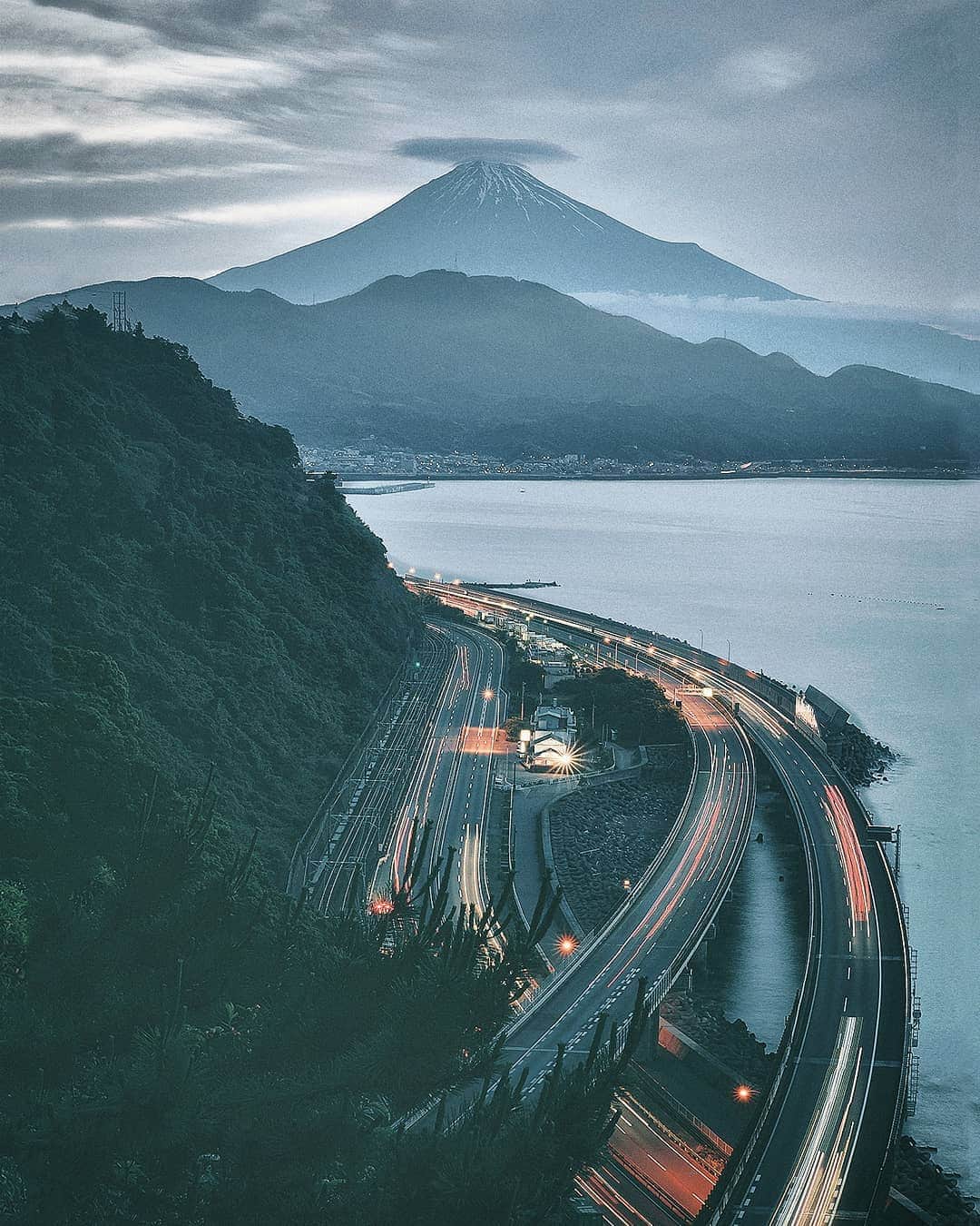 Berlin Tokyoさんのインスタグラム写真 - (Berlin TokyoInstagram)「As day breaks over the Mt. Fuji, the light trails quietly fade into the misty air. . . . 📍#hellofrom shizuoka, #japan」7月11日 21時48分 - tokio_kid