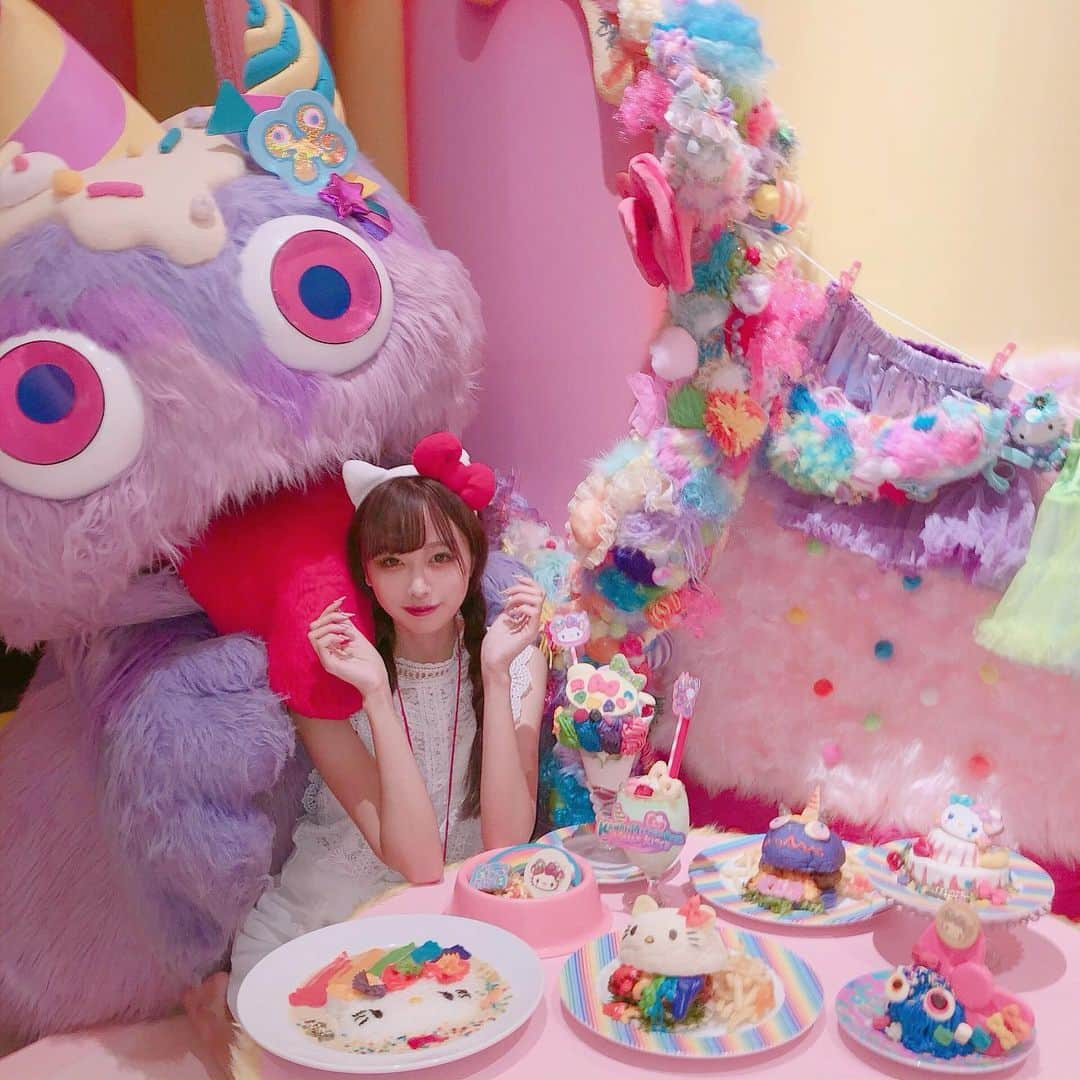 さきぼんさんのインスタグラム写真 - (さきぼんInstagram)「明日から始まる @kawaiimonstercafe × @hellokitty コラボ❤️💛💚💙💜 . コラボメニューがkawaii♡ キティちゃんコラボのパステルなお部屋は予約限定だよ( ¨̮ )︎︎❤︎︎ . . #kawaiimonstercafe #monstercafe #カワイイモンスターカフェ #destination #tokyo #harajuku  #artrestaurant #colorful #color #pink #cafe #travel #trip #traveljapan #triptojapan #japan #colorfulfood #rainbow #rainbowcake #rainbowpasta #strawberry #pancakes #takeshitastreet #harajukustreet #harajukugirl #tokyotravel #onlyinjapan #hellokitty  #さきぼんサンリオ」7月11日 21時48分 - sakibon69