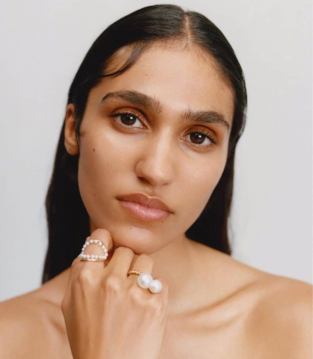 デルフィナデレトレズさんのインスタグラム写真 - (デルフィナデレトレズInstagram)「The pearls KNUCKLE RING featured on @britishvogue July issue 🐚 styled by @itsdwallace.   #delfinadelettrez  #delfinadelettrezeditorial」7月11日 21時58分 - delfinadelettrez