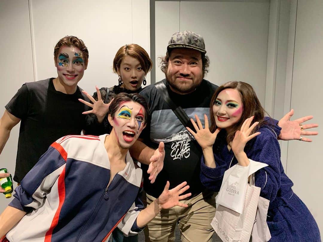 のインスタグラム：「観劇記録💃✍️ ①②③PIPPIN 凄すぎて、声を出すことを抑えきれず、観ているのに緊張もするし、すごい体験だった！！ このフォッシーワールドに命がけで生きる皆様、素敵でした！！ ④⑤ 文豪ストレイドッグス 三社鼎立 原作の勉強をせずに行きましたが、文豪たちの必殺技が名作のタイトルになってたりして、かっこいい。 個人的に健斗の役者としての活躍っぷりに冒頭から泣きそうになった👏🏼👏🏼👏🏼 ⑥⑦ 劇団ぼるぼっちょ 昨日の国のネリー ダンサーたちによる演劇。とかの一言ではまとめたくないくらい、感動。 踊りの素晴らしさと演劇としての表現と、キャスト全員のフルアウトの空気感、そして刺さる台詞たち。 観に行けてよかった。 ⑧ 5W1H 野村萬斎さん✖️ライゾマさん なかなか萬斎さんの公演を観る機会がなくて、すごく新鮮な気持ちで観劇。 ライゾマさんのテクニカルな部分は、常に進化されていて、目を離せないドキドキ。 二部のトークもとても興味深かったです。 「インフォメーションは空気の中にある」という言葉が印象的。 . #PIPPIN #文豪ストレイドッグス #劇団ぼるぼっちょ #野村萬斎 #ライゾマティクス」