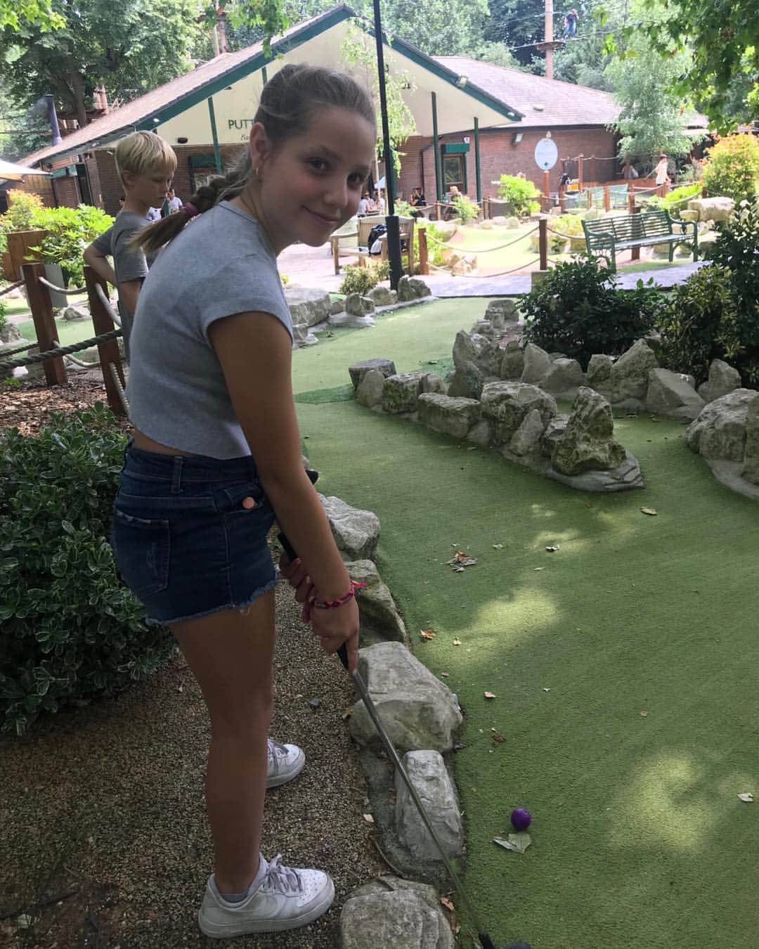 メアリー・マコーマックのインスタグラム：「Some serious mini golf competition.」