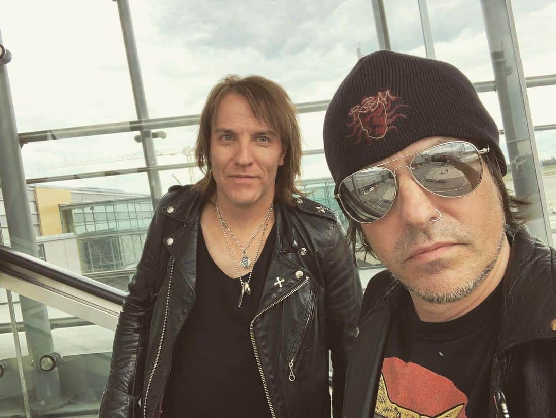 レイチェル・ボランさんのインスタグラム写真 - (レイチェル・ボランInstagram)「Flight #3 - MAN to OSL. Now on to Kvinesdal. @robhammersmith #fly #travel #rock #unitedworldrebellion #2019」7月11日 21時51分 - officialrachelbolan