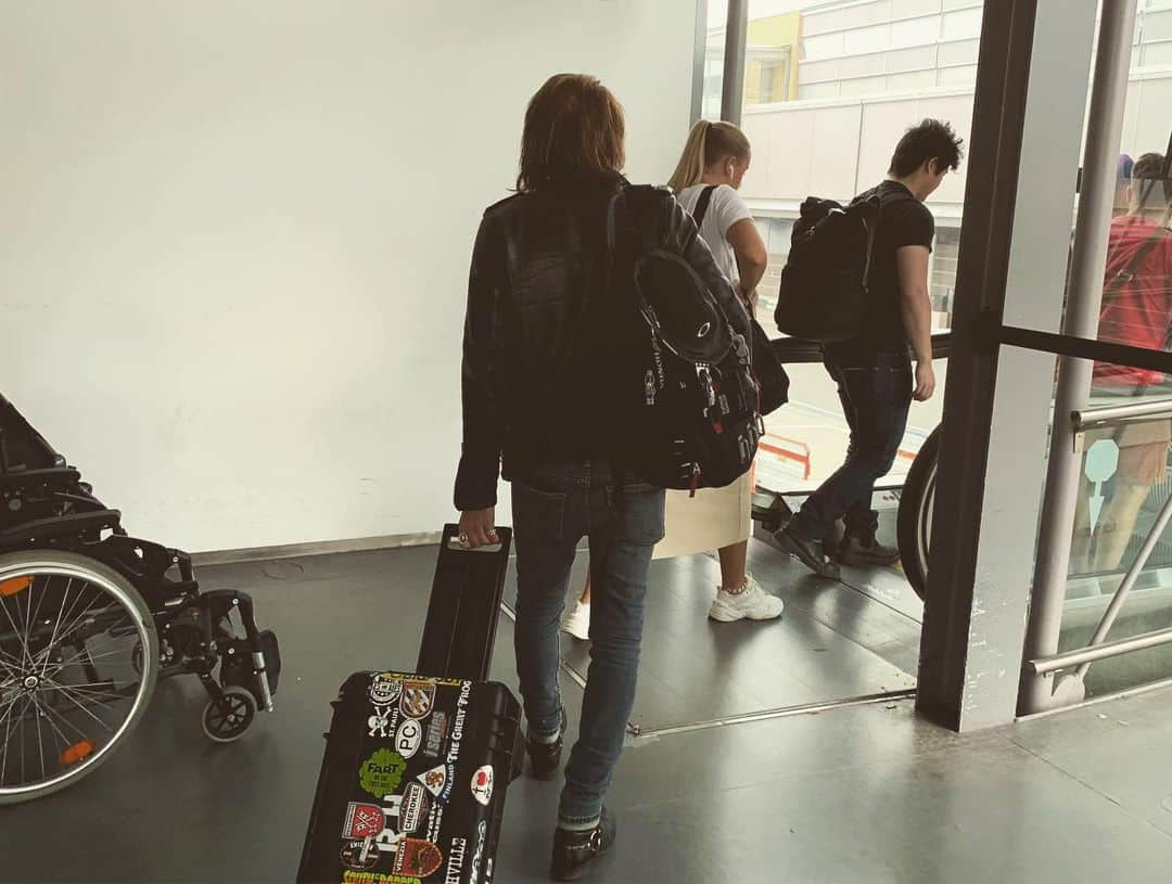 レイチェル・ボランさんのインスタグラム写真 - (レイチェル・ボランInstagram)「Flight #3 - MAN to OSL. Now on to Kvinesdal. @robhammersmith #fly #travel #rock #unitedworldrebellion #2019」7月11日 21時51分 - officialrachelbolan