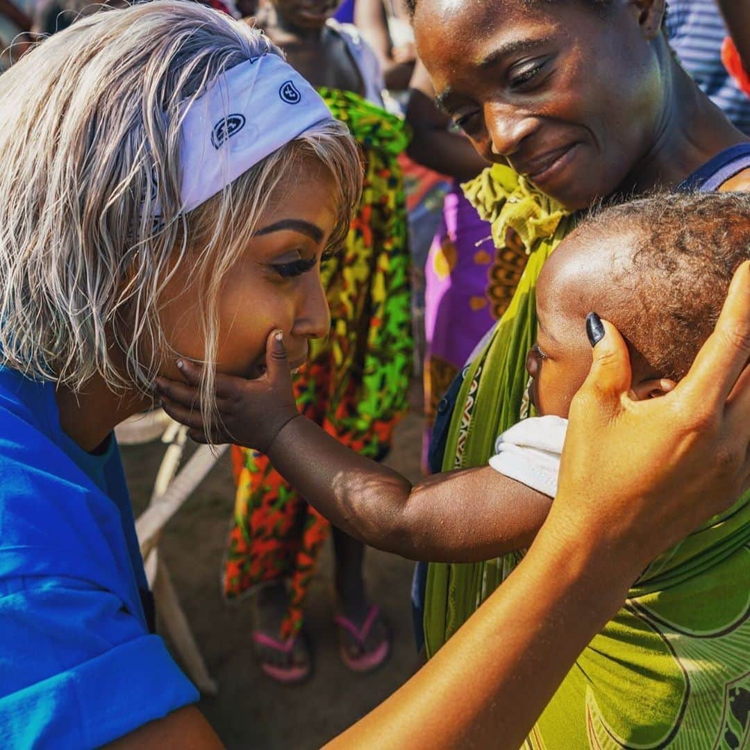 unicefさんのインスタグラム写真 - (unicefInstagram)「A touching moment between a baby and @unicef_mozambique ambassador @neymamusic at a centre for families affected by devastating cyclones and flooding earlier this year. Since the first day of the emergency, we have screened 655,000 children for malnutrition, vaccinated more than 1 million people against cholera, and provided 1 million people with access to clean water for drinking, cooking and washing. #CycloneIdai #CycloneKenneth」7月11日 21時55分 - unicef