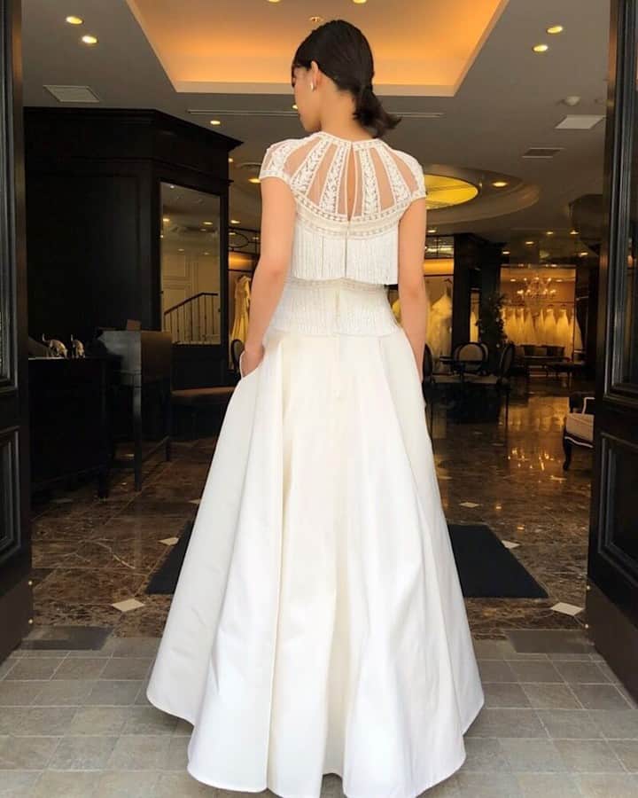 Dresses (ドレッシーズ)さんのインスタグラム写真 - (Dresses (ドレッシーズ)Instagram)「#naeemkhanbride のスタイリッシュドレス✨⠀ コーディネートのポイントや詳細は⠀⠀ @dresses_weddingdressホーム画面URLへ。⠀⠀ ----------------------------------------⠀⠀ ウェディングドレス:03-20121⠀ ドレスブランド: @naeemkhanbride⠀ イヤリング:07-8615⠀ ⠀ *⠀⠀ こちらのドレスは⠀⠀ @juno_weddingdress のドレスです。⠀ -----------------------------------------⠀⠀ <お問い合わせ>⠀⠀ 💌@dresses_weddingdress へDM⠀⠀ 📞 0120-791-249⠀⠀ ご試着予約やレンタル価格など、お気軽にお問い合わせください。⠀⠀ *⠀⠀ その他の@naeemkhanbrideのドレスは⠀⠀ #naeemkhanbride_dresses よりご覧いただけます。⠀⠀ *⠀⠀ ----------------------------------------⠀⠀ プレ花&卒花さまの素敵なお写真をご紹介します✨⠀⠀ 《 #ドレッシーズ花嫁 》を付けて、投稿してくださいね。⠀⠀ *⠀⠀ 素敵だと思ったら、写真をダブルタップ✨⠀⠀ *⠀⠀ #ドレッシーズ#ナイームカーン#naeemkhanbride#ウェディングドレス#naeemkhan#ミカドシルクドレス#ドレス迷子#プレ花嫁#運命のドレス#2019夏婚#2020春婚#インポートドレス#プレ花嫁さんと繋がりたい#全国の花嫁さんと繋がりたい#Aラインドレス#みんなのウェディング」7月11日 21時57分 - dresses_weddings