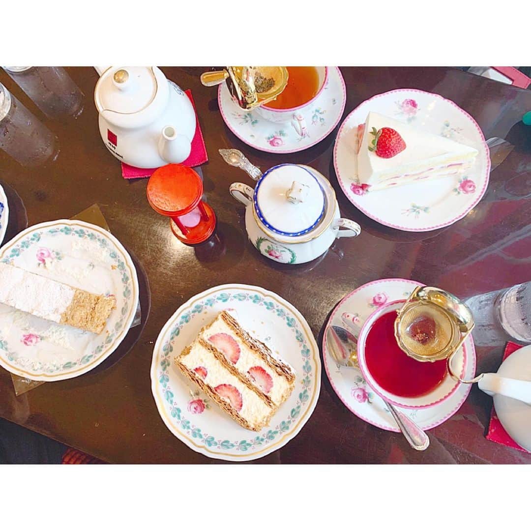廣川奈々聖さんのインスタグラム写真 - (廣川奈々聖Instagram)「．﻿ ﻿ ずっと行きたかった﻿ #銀座みゆき館 (本店)！🏰🍓☕☁💞*°﻿ ﻿ ﻿ いちごのミルフィーユ食べたんだ〜﻿ 良い時間だったなぁ めちゃおいしかった🐰❤︎、﻿ ﻿ ﻿ ﻿ ピンクの飲み物は﻿ たしかピーチティーだったと思う…﻿ ﻿ ﻿ 写真撮りすぎた☺︎（笑）﻿ ﻿ ﻿ ﻿ ・﻿ ・﻿ ・﻿ ﻿ #ななせのcafe巡り #銀座カフェ #いちごのミルフィーユ #ミルフィーユケーキ #みゆき館 #japancafe #ginza #かわいいカフェ #妹とママと #ごち」7月11日 22時00分 - nanaseven7_u_u