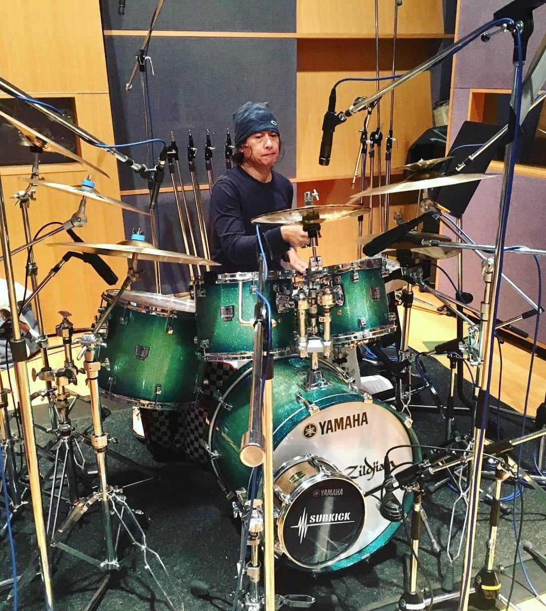 Shinnosukeさんのインスタグラム写真 - (ShinnosukeInstagram)「鈴木達也さんにドラム叩いていただいた！🥁遠藤さん曰く「Princeみたいな」クセのあるテクニカルなフレーズもこなしてくださったのは流石。すげー良い音で録れました👍☆-(ノﾟДﾟ)八(ﾟДﾟ　)ノｲｴｰｲ ありがとうございましたー！！！ #drums #recording #studio #groove #zildjian #yamaha」7月11日 22時01分 - shinscapade