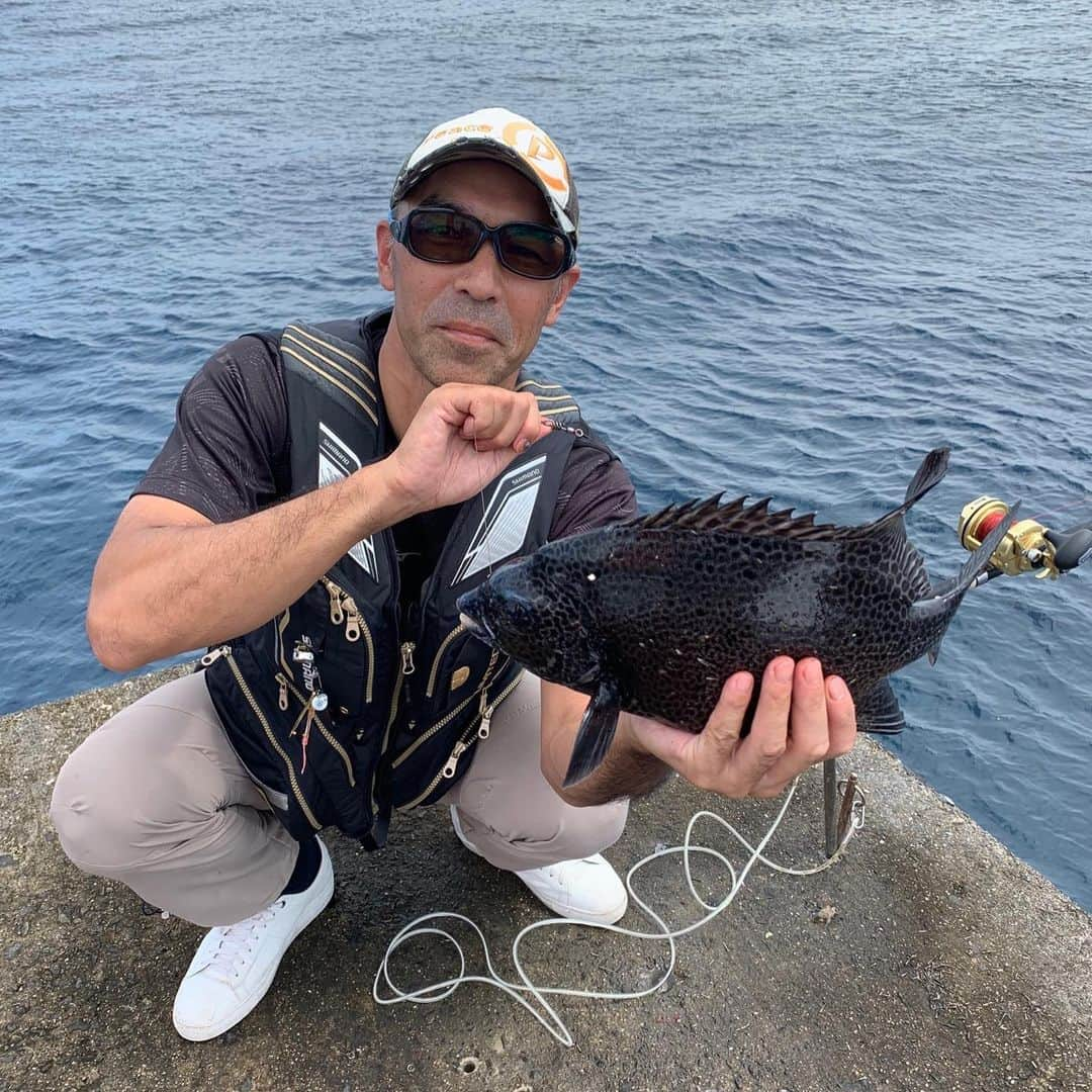 和田 一浩さんのインスタグラム写真 - (和田 一浩Instagram)「今日は屋久島で底物釣り。シラガウニをエサにイシガキダイを釣りました。イシガキダイの刺身はコリコリして美味しい！ #屋久島 #イシガキダイ #シラガウニ #釣り #和田一浩」7月11日 22時02分 - wadakazuhiro