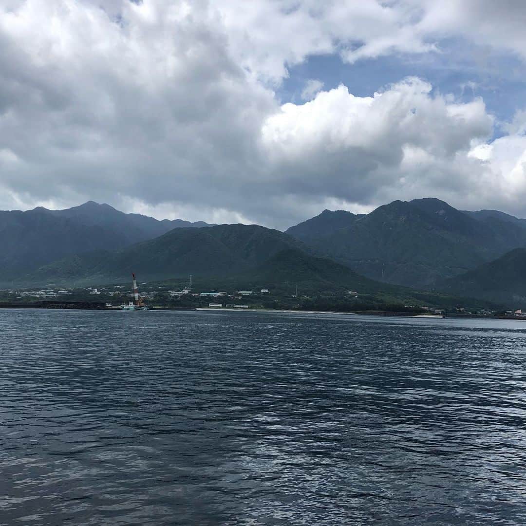 和田 一浩のインスタグラム：「今日は屋久島で底物釣り。シラガウニをエサにイシガキダイを釣りました。イシガキダイの刺身はコリコリして美味しい！ #屋久島 #イシガキダイ #シラガウニ #釣り #和田一浩」