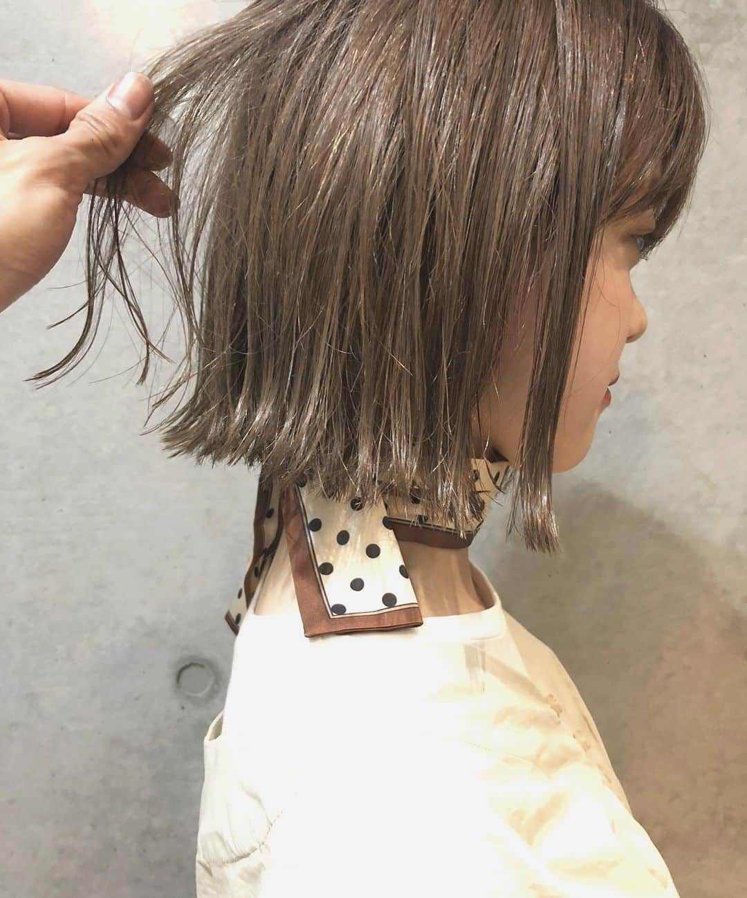 カワシリアツシのインスタグラム：「ボブにベージュ🌿 ・ ・ ・ ・ブリーチの回数がわからない。 ・値段が気になる。 ・ダメージが心配。など なんでもご気軽にご相談ください😊 ・ ご予約やご相談はDM・LINEにて待ちしております🙆‍♂️ ・ ・ ・  #アディクシー #イルミナカラー  #外国人風カラー #ミニボブ #切りっぱなしボブ #ハイライト #外ハネ #グラデーション #外国人風 #ポートレート #美容室 #美容院 #美容学生 #撮影 #東京 #渋谷  #ショートヘア #グレージュ  #ブルージュ #ブリーチ #portrait #フィルムカメラ #hairstyle #ショートカット #haircolor #ハイトーン #데일리룩 #时尚 #แฟชั่น#デジキュア」