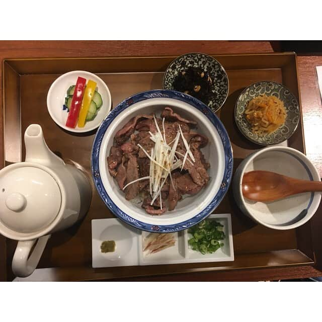 佐々木みえさんのインスタグラム写真 - (佐々木みえInstagram)「今日はランチに牛タン食べに 源兵衛なんば店 に行きましたーー  お昼からちょっぴり贅沢で良いお肉 と思いきや かなりリーズナブル！！！ たくさんの薬味で、自分の好みの味を見つけられます！ ランチでは牛タンをふんだんに使った、牛タン定食、牛タンひつまぶし定食、ディナーでは国産の黒毛和牛、神居牛もあるそうです^ ^  今日は牛タンひつまぶしを食べました そのままで半分食べた後 お出汁を入れてーー 二度美味しかったです（＾ω＾） そしてびっくりだったのが 沖縄料理がありました！！！！！ 沖縄大好きな私はテンション上がりました ジーマーミ豆腐をたべたよ(o^^o)  源兵衛なんば店で検索してね!  Casting By @woomy.restaurant  #ランチ #lunch #instafood #food #お昼ごはん #foodpic #肉 #やっぱりお肉が好き #ステーキ #牛タン #ひつまぶし #osaka #和食 #大阪 #japan #instagood」7月11日 22時03分 - ruby.sasamin