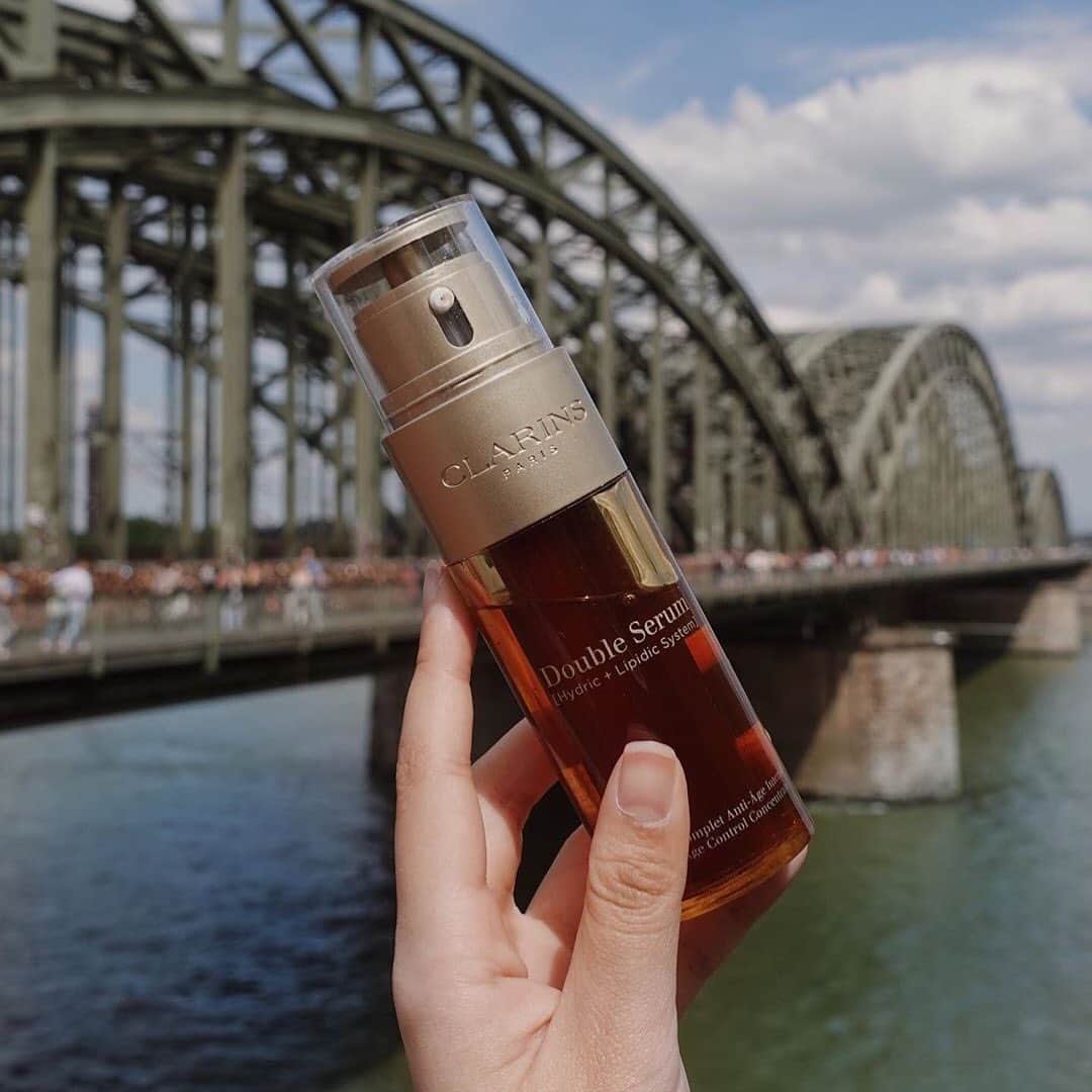 Clarins Middle Eastさんのインスタグラム写真 - (Clarins Middle EastInstagram)「دوبل سيروم دائماً يرافقنا في جميع رحلاتنا. Where we go, our Double Serum goes ✈️ What  essential is always in your travel bag? 📷: @skinsideup #ClarinsSkincare #clarinsme」7月11日 22時03分 - clarinsmiddleeast
