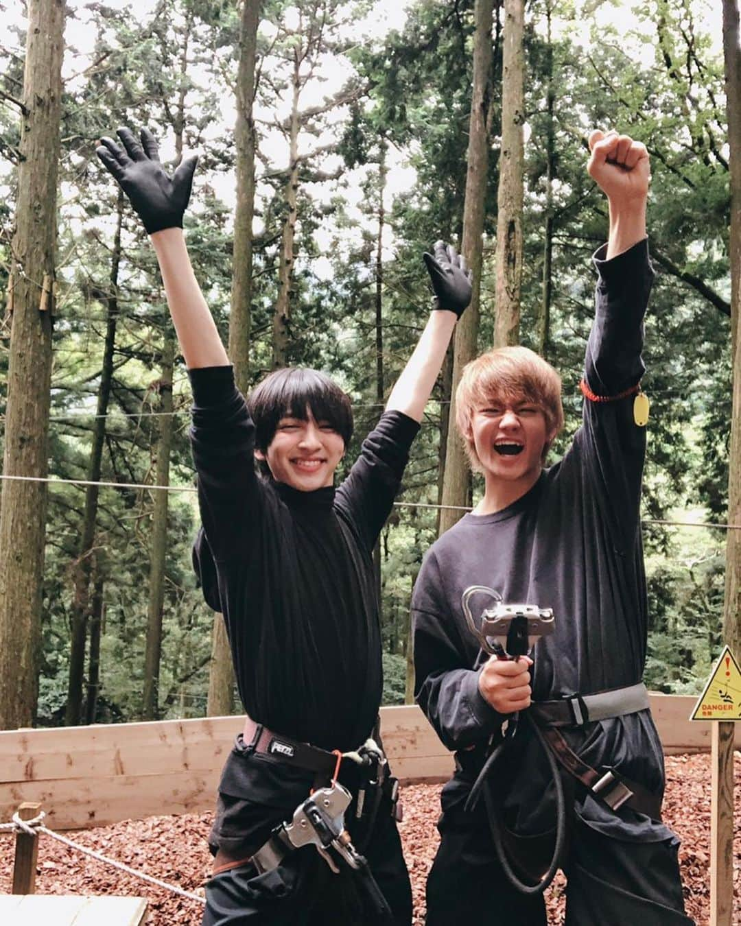 佐野勇斗さんのインスタグラム写真 - (佐野勇斗Instagram)「リーダー吉田仁人と、 イケメンヘアメイクさん と共に、箱根まで行って参りましたぁ〜！ 森の中でアスレチックをしてきました！  アスレチック、なめてましたわ… めちゃくちゃキツかった…  アスレチックの後は、 箱根で有名なカレーをたべ、温泉に入りました♨️ いやぁ、マジでめちゃくちゃ楽しかったなぁ〜  最高なオフの使い方だ…  運転してくれて、 いろいろ奢ってくれて ありがとうございましたー！！ 仁人も急に誘ったのにきてくれてありがとー！！ 次は素潜り行こうね🏊‍♂️ みなさん、 オフがあったら何します？  教えてください☺︎ #吉田仁人 #リーダー #佐野勇斗 #MILK」7月11日 22時04分 - sanohayato_milk