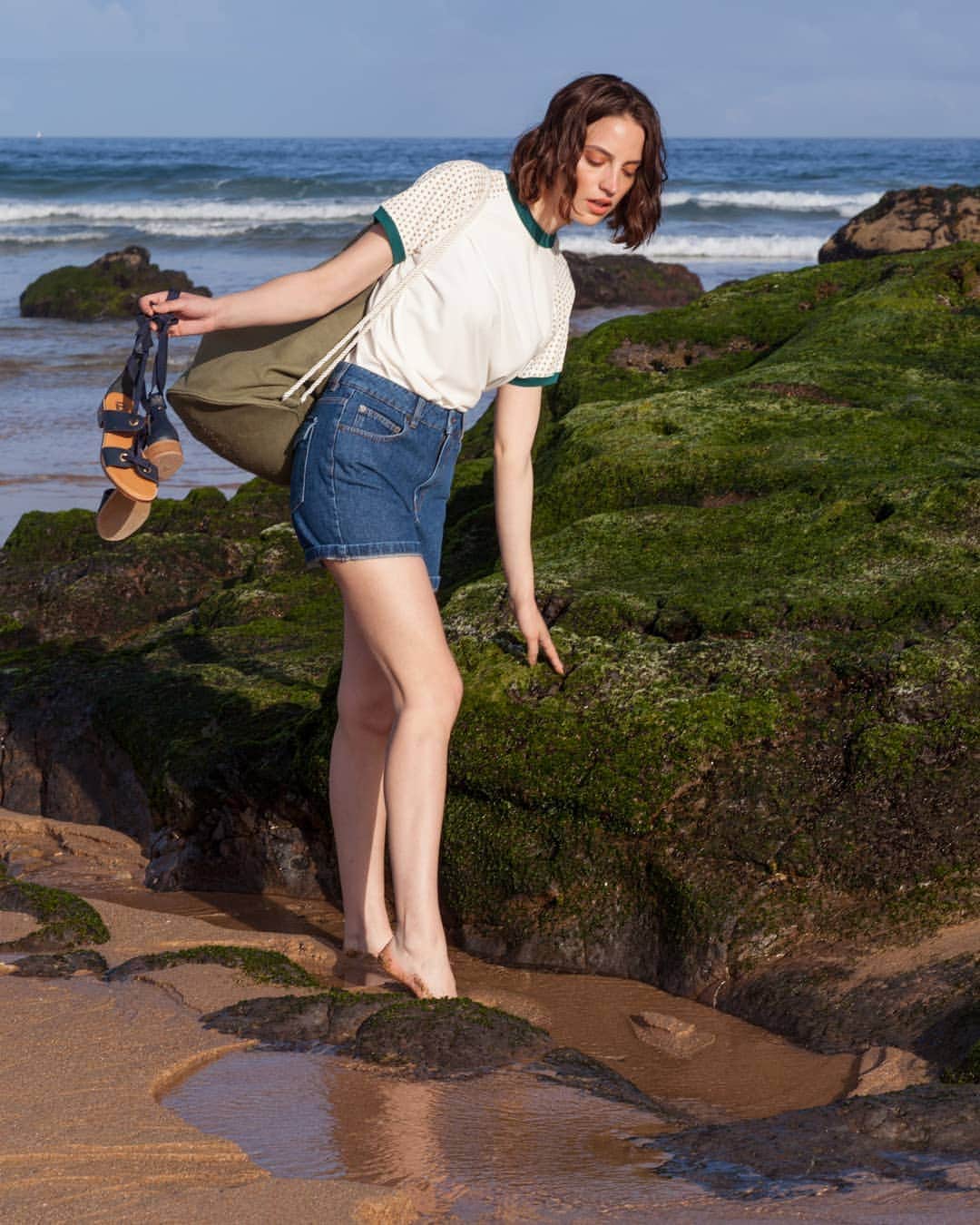 ベンシモンのインスタグラム：「Baby blue 💙 intemporel et chic... envie d'évasion avec notre short en denim clair à l'allure rétro . Nos dernières pièces en solde jusqu’à -50% ☀️ C’est le moment d’en profiter!  Livraison offerte dès 50€ d’achats et retour gratuits 😉 🇬🇧 Baby blue 💙 timeless and chic... a desire to escape with our light denim shorts with a retro look.... Our last pieces are on sale up to -50%, this is the time to enjoy! Free delivery to France from €50 of purchase 😉 #Bensimon #soldes #sales #summer」