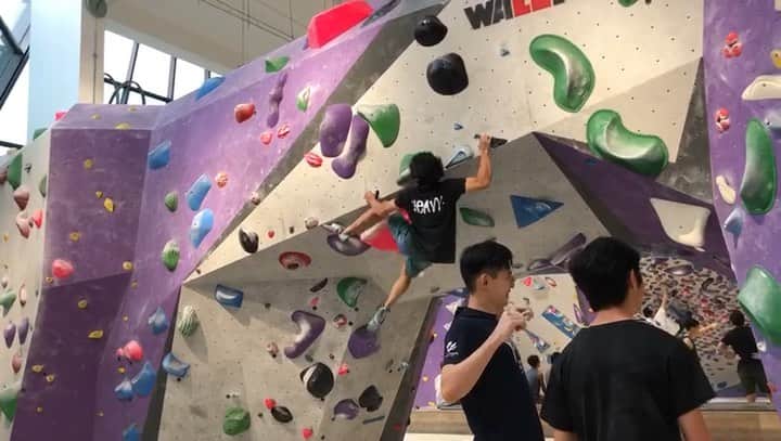ハキム・カスバンのインスタグラム：「One for the archives. Not the best videos because @berizified “was lazy to move” but putting this up anyway for me to remember. . I was already exhausted from the 60° challenge finals before this, somehow managed to send this boulder set by @dabadasswei. Moving off the crimp felt really hard and desperate for me, so I’m really pleased I got this in the bag before the next change. . @heavy.japan . #climbing #bouldering #indoorclimbing #climbinggym #sportclimbing #liveclimbrepeat #fortheclimb #climbinglife #climbing_is_my_passion #heavyjapan #tokyopowder #training #sports #athlete #singapore #climbing_worldwide #sgclimbers #passion #sgfitness」