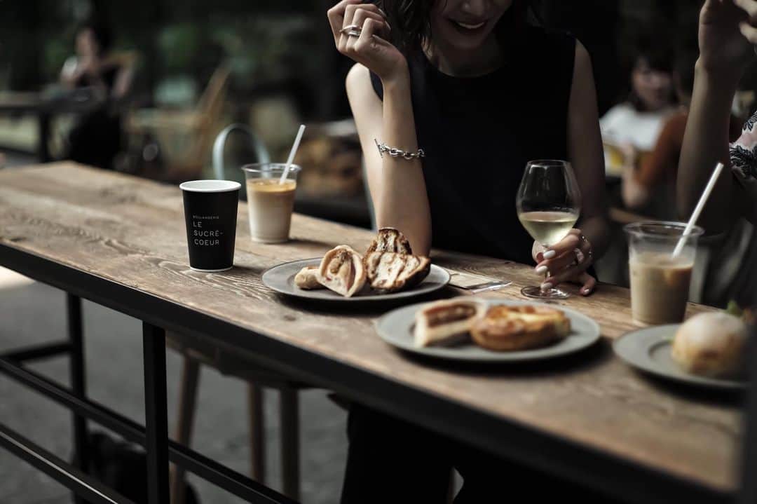 j.chikaさんのインスタグラム写真 - (j.chikaInstagram)「ちょっと前の写真﻿ ﻿ 長男と﻿ @asako.627 あさこと﻿ 出かけた日🌿﻿ ﻿ ﻿ ﻿ 長男がハタチになって﻿ 一緒に飲めるようになったから﻿ グラスワインをシェアした lunch time 🥖﻿ ﻿ ﻿ あさこ ステキな写真ありがとね🥰﻿ ﻿ ﻿ ﻿ #osaka#café#cafe#bakeryshop﻿ #LeSucréCoeur#wine#lunch﻿ #大阪カフェ#北新地#堂島」7月11日 22時06分 - chikako.hongo