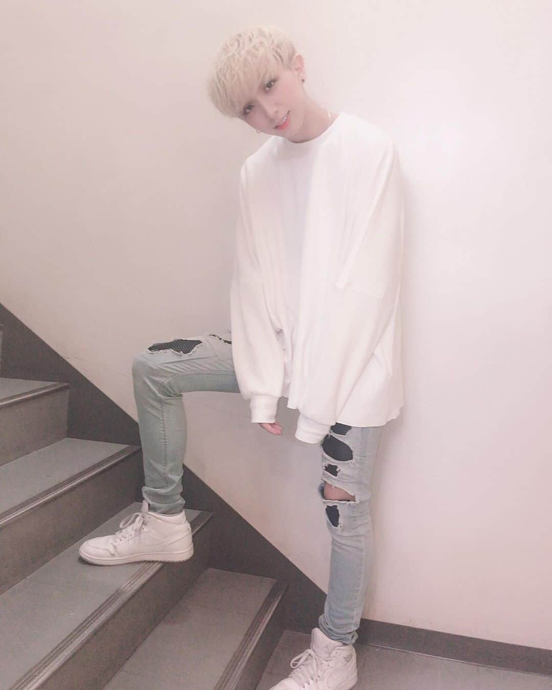 SHUNのインスタグラム：「MV撮影の時の白衣装👕 実はこのロンTはシャルフ君のなんだよね😊www . . . . . #buzz_er #ブザー #ブラホワ #爆裂顔ラン最強 #MV撮影 #衣装 #過去画 #盛れてる #いいねしてね #フォローしてね #instalike #instagood #idol #artist」