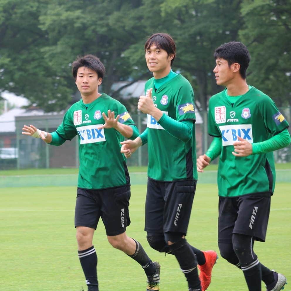 ザスパクサツ群馬さんのインスタグラム写真 - (ザスパクサツ群馬Instagram)「. . 【Training photos📸✨】 . 仲良くランニングする、キーパー陣⚽ 吉田選手の表情と手の動きに注目です✋🐯✋ . . #吉田舜 #小泉勇人 #蔦颯 #ザスパクサツ群馬 #thespa @yuto_koizumi.40  @syun_yoshida_gk23」7月11日 22時16分 - thespakusatsugunma_official