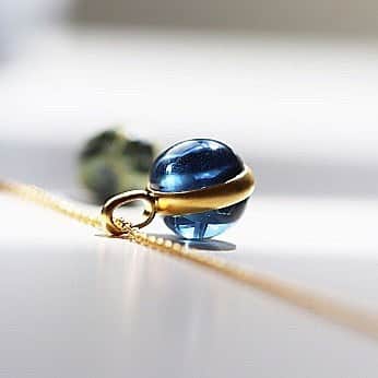 ジュリーサンドラゥさんのインスタグラム写真 - (ジュリーサンドラゥInstagram)「Blue like a sapphire, our best selling Prime is making summer sparkle in deep beautiful double cabochon crystals. ⠀⠀⠀⠀⠀⠀⠀⠀⠀ ⠀⠀⠀⠀⠀⠀⠀⠀⠀ #juliesandlau #juliesandlaujewelry #jewelry #prime #crystal #pendant #necklace #sapphire #blue #gold #cabochon」7月11日 22時13分 - juliesandlau