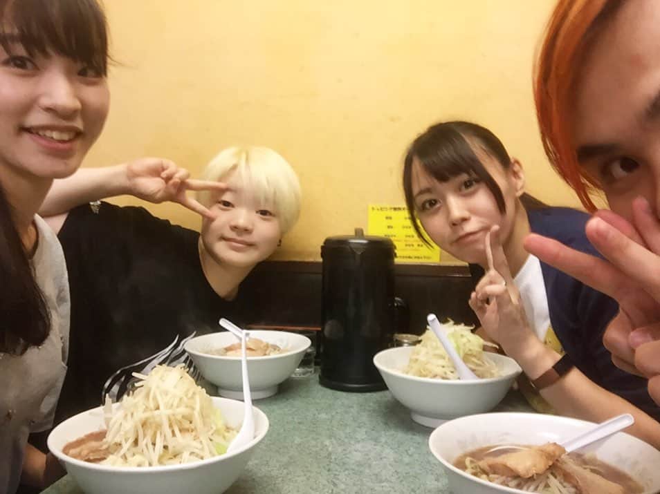 浦えりかのインスタグラム：「魔界の稽古でした☆ #ラーメンの日 だから帰りにラーメン食べようかなーと思っていたら二郎行くという話が出ていて混ざってきた♪( ´▽｀) 久しぶりの #ラーメン二郎 美味でした！」